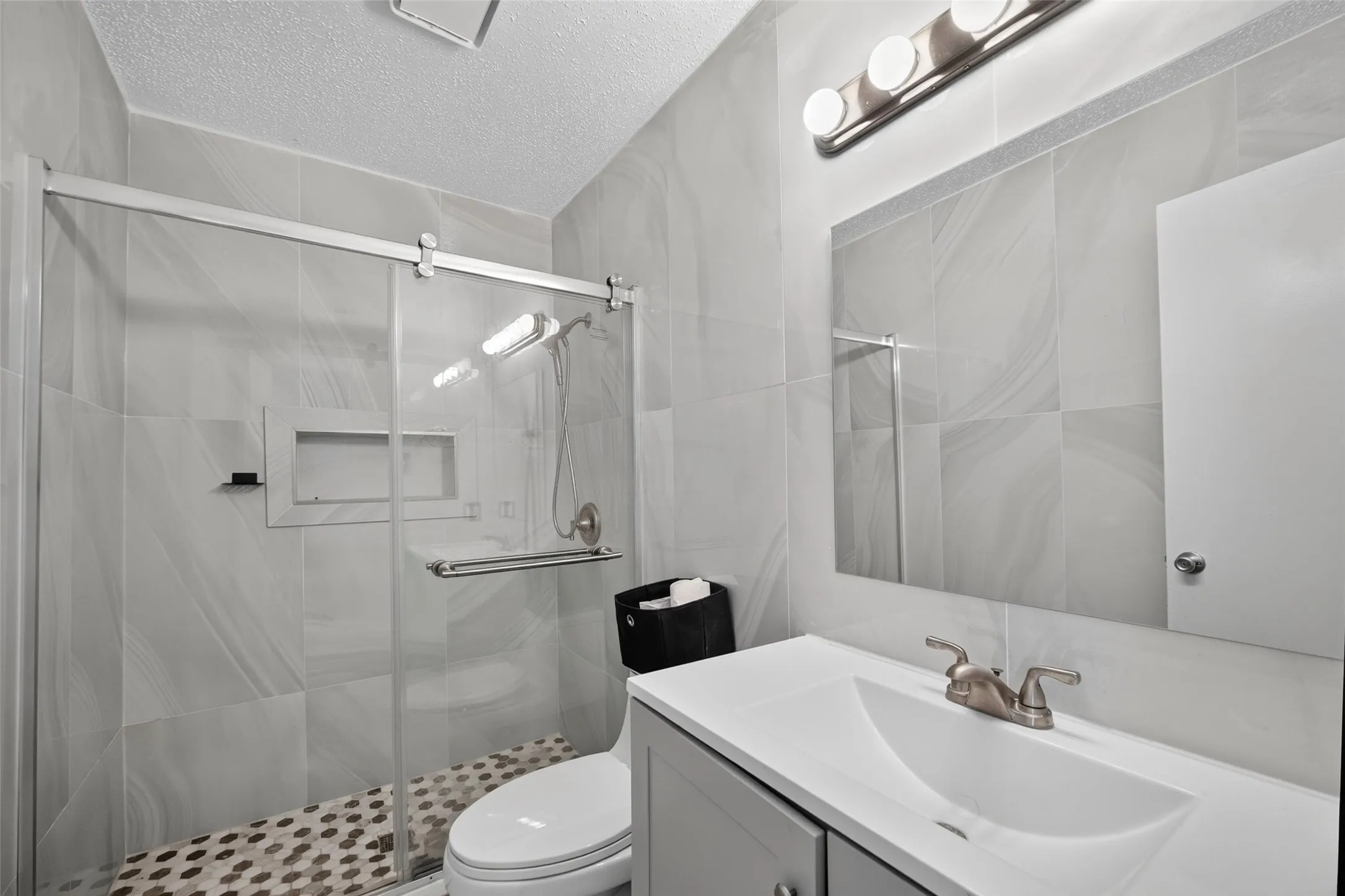 Condominium For Sale in Dallas County , 3404 Country Club Drive W 264, Irving, Texas 75038, 2 Bedroom, 1 Bathroom, Garage spaces, 1,000 Sqft, built in 1984, mls#21365163, Real Estate Agent in Irving, Homes For Sale in Dallas county, Homes For Sale in Irving, Realtor in Irving Texas, Real Estate Brokerage Independent Realty Texas, Luminita Cordes Realtor