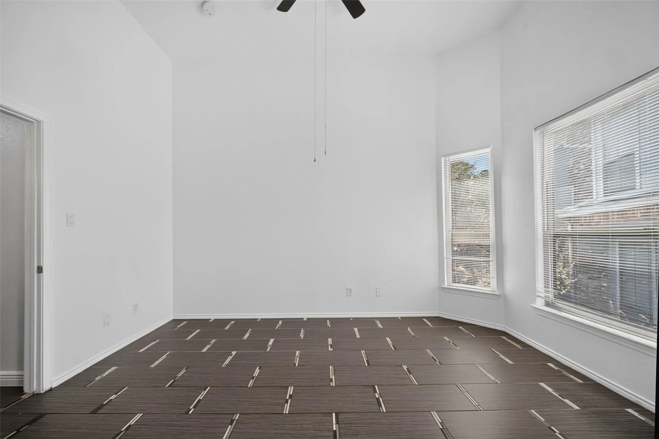 Condominium For Sale in Dallas County , 3404 Country Club Drive W 264, Irving, Texas 75038, 2 Bedroom, 1 Bathroom, Garage spaces, 1,000 Sqft, built in 1984, mls#21365163, Real Estate Agent in Irving, Homes For Sale in Dallas county, Homes For Sale in Irving, Realtor in Irving Texas, Real Estate Brokerage Independent Realty Texas, Luminita Cordes Realtor