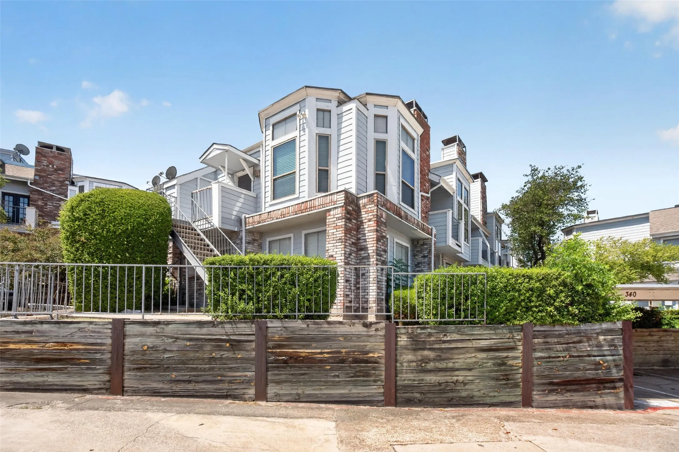 Condominium For Sale in Dallas County , 3404 Country Club Drive W 264, Irving, Texas 75038, 2 Bedroom, 1 Bathroom, Garage spaces, 1,000 Sqft, built in 1984, mls#21365163, Real Estate Agent in Irving, Homes For Sale in Dallas county, Homes For Sale in Irving, Realtor in Irving Texas, Real Estate Brokerage Independent Realty Texas, Luminita Cordes Realtor