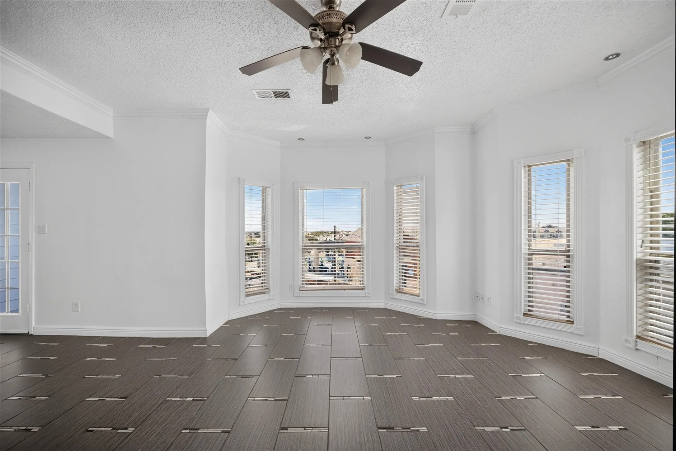 Condominium For Sale in Dallas County , 3404 Country Club Drive W 264, Irving, Texas 75038, 2 Bedroom, 1 Bathroom, Garage spaces, 1,000 Sqft, built in 1984, mls#21365163, Real Estate Agent in Irving, Homes For Sale in Dallas county, Homes For Sale in Irving, Realtor in Irving Texas, Real Estate Brokerage Independent Realty Texas, Luminita Cordes Realtor