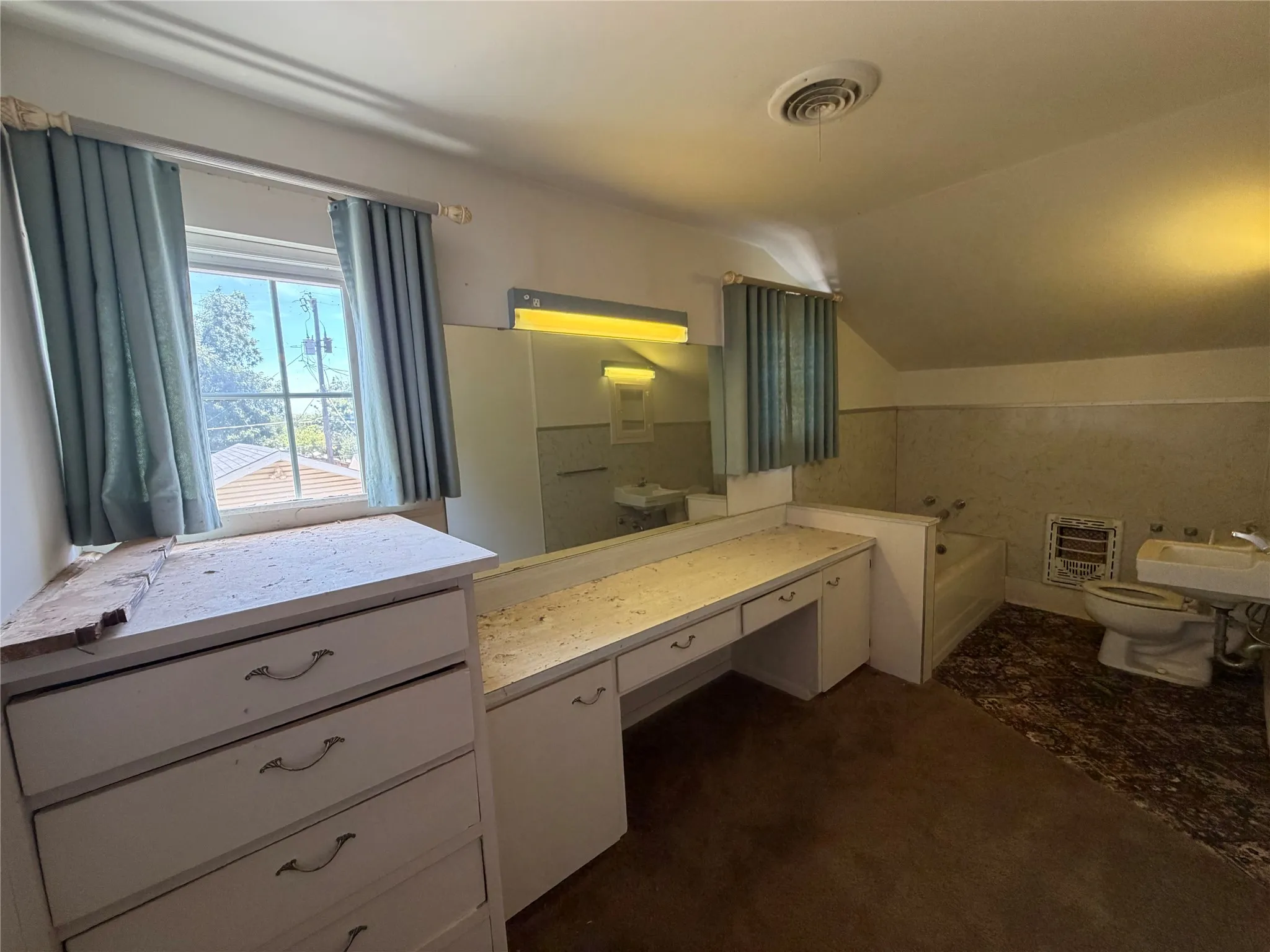 Built-in vanity with integrated storage