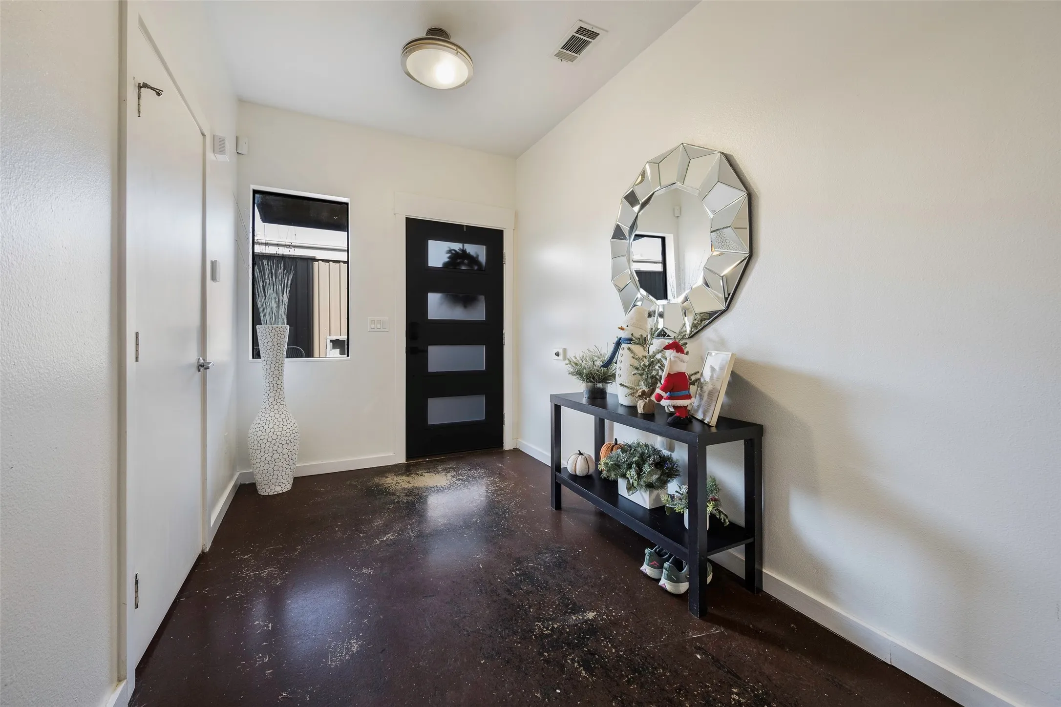 Townhouse For Sale in Dallas County , 506 1st Avenue, Dallas, Texas 75226, 3 Bedroom, 3 Bathroom, 2 Garage spaces, 2,297 Sqft, built in 2006, Price $550,000, mls#21365982, Real Estate Agent in Dallas, Homes For Sale in Dallas county, Homes For Sale in Dallas, Realtor in Dallas Texas, Real Estate Brokerage Independent Realty Texas, Luminita Cordes Realtor