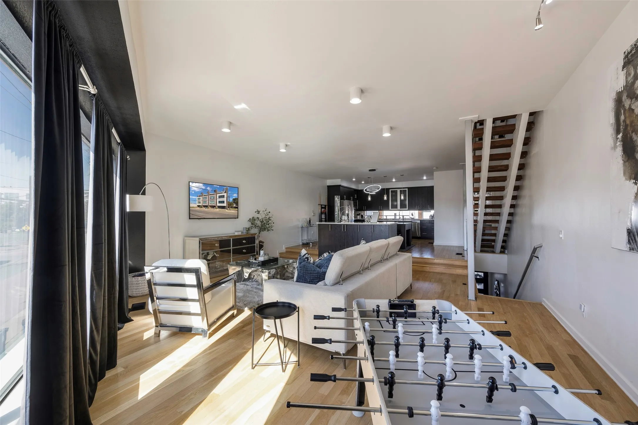 Townhouse For Sale in Dallas County , 506 1st Avenue, Dallas, Texas 75226, 3 Bedroom, 3 Bathroom, 2 Garage spaces, 2,297 Sqft, built in 2006, Price $550,000, mls#21365982, Real Estate Agent in Dallas, Homes For Sale in Dallas county, Homes For Sale in Dallas, Realtor in Dallas Texas, Real Estate Brokerage Independent Realty Texas, Luminita Cordes Realtor
