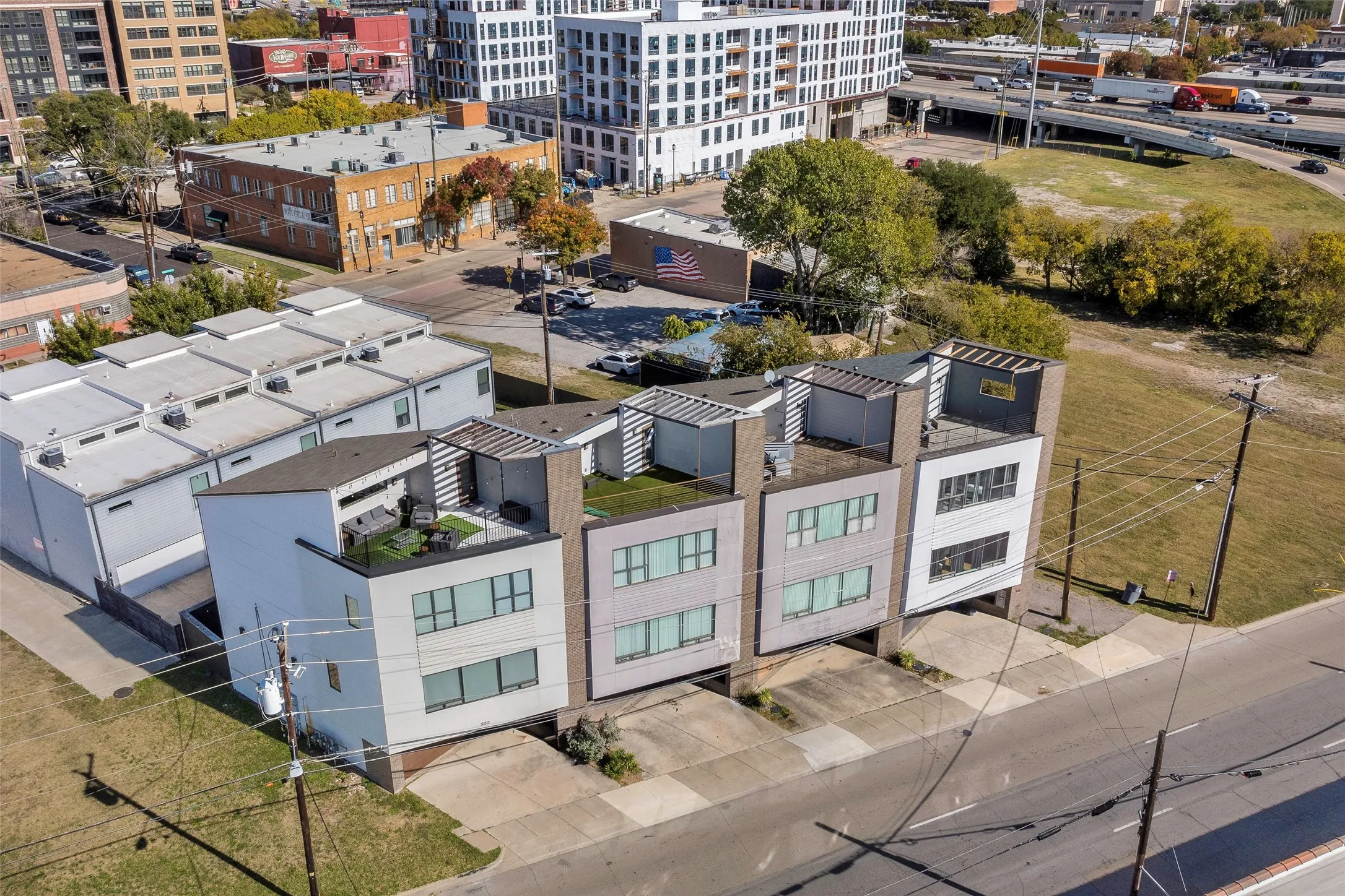 Townhouse For Sale in Dallas County , 506 1st Avenue, Dallas, Texas 75226, 3 Bedroom, 3 Bathroom, 2 Garage spaces, 2,297 Sqft, built in 2006, Price $550,000, mls#21365982, Real Estate Agent in Dallas, Homes For Sale in Dallas county, Homes For Sale in Dallas, Realtor in Dallas Texas, Real Estate Brokerage Independent Realty Texas, Luminita Cordes Realtor
