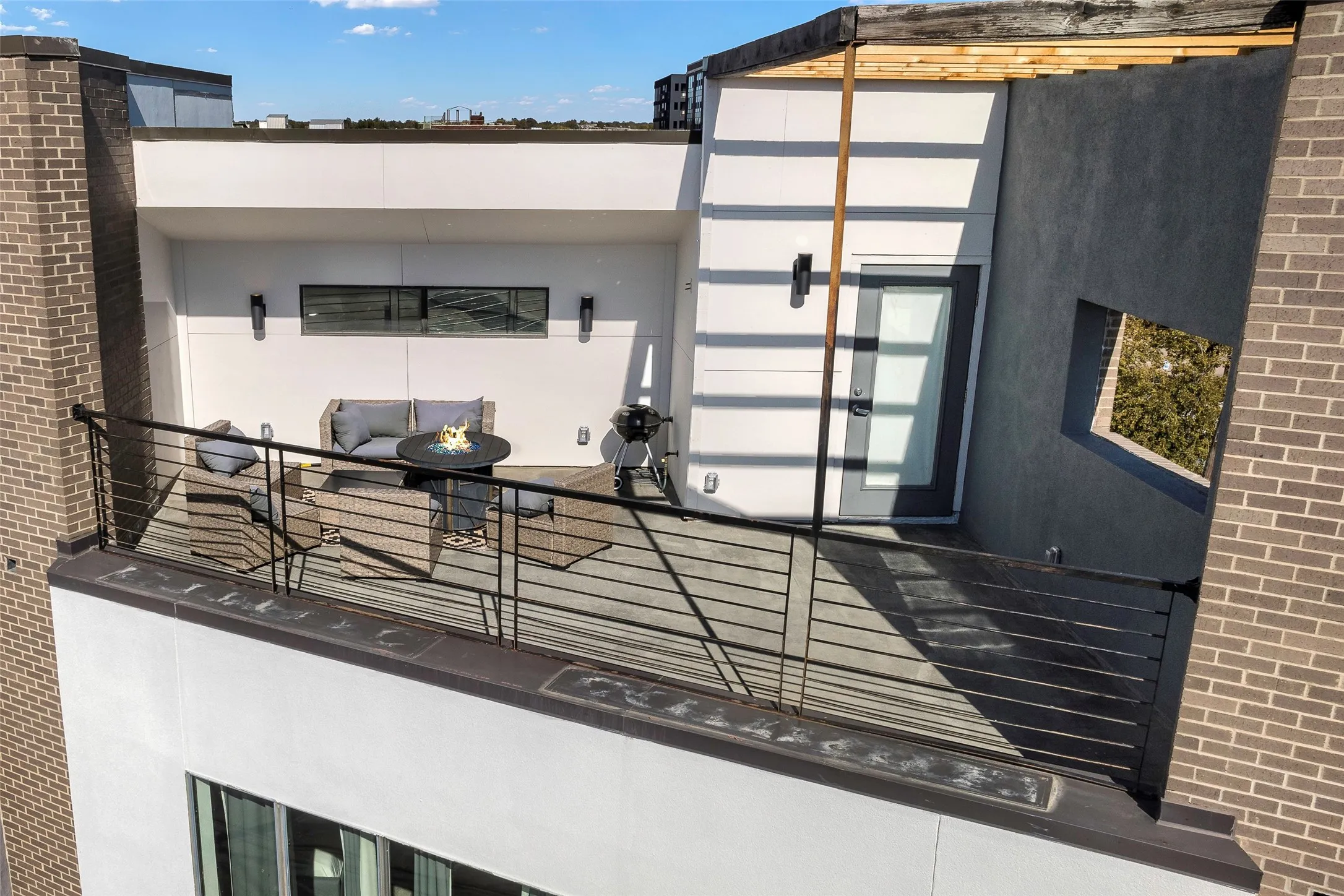 Townhouse For Sale in Dallas County , 506 1st Avenue, Dallas, Texas 75226, 3 Bedroom, 3 Bathroom, 2 Garage spaces, 2,297 Sqft, built in 2006, Price $550,000, mls#21365982, Real Estate Agent in Dallas, Homes For Sale in Dallas county, Homes For Sale in Dallas, Realtor in Dallas Texas, Real Estate Brokerage Independent Realty Texas, Luminita Cordes Realtor