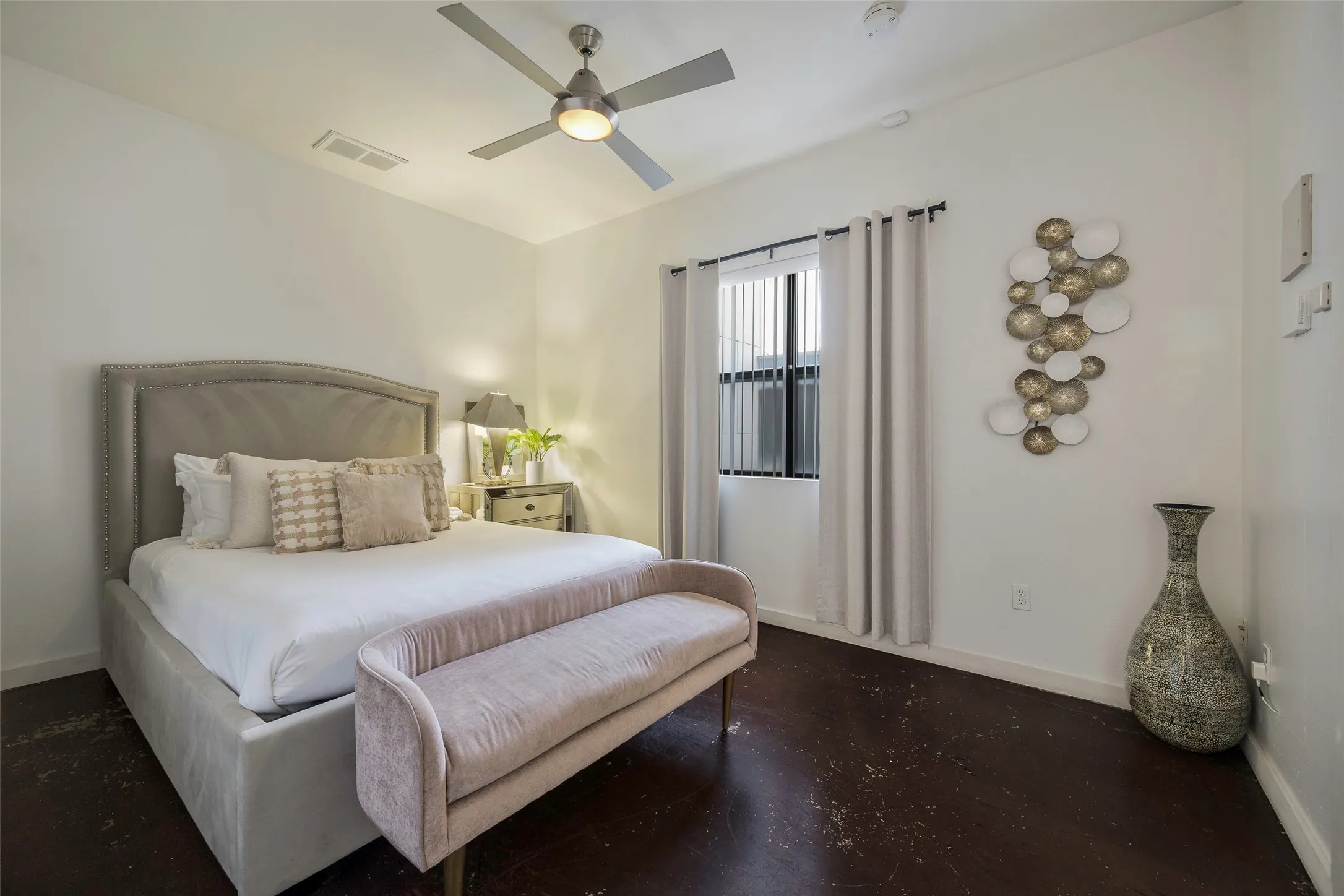 Townhouse For Sale in Dallas County , 506 1st Avenue, Dallas, Texas 75226, 3 Bedroom, 3 Bathroom, 2 Garage spaces, 2,297 Sqft, built in 2006, Price $550,000, mls#21365982, Real Estate Agent in Dallas, Homes For Sale in Dallas county, Homes For Sale in Dallas, Realtor in Dallas Texas, Real Estate Brokerage Independent Realty Texas, Luminita Cordes Realtor