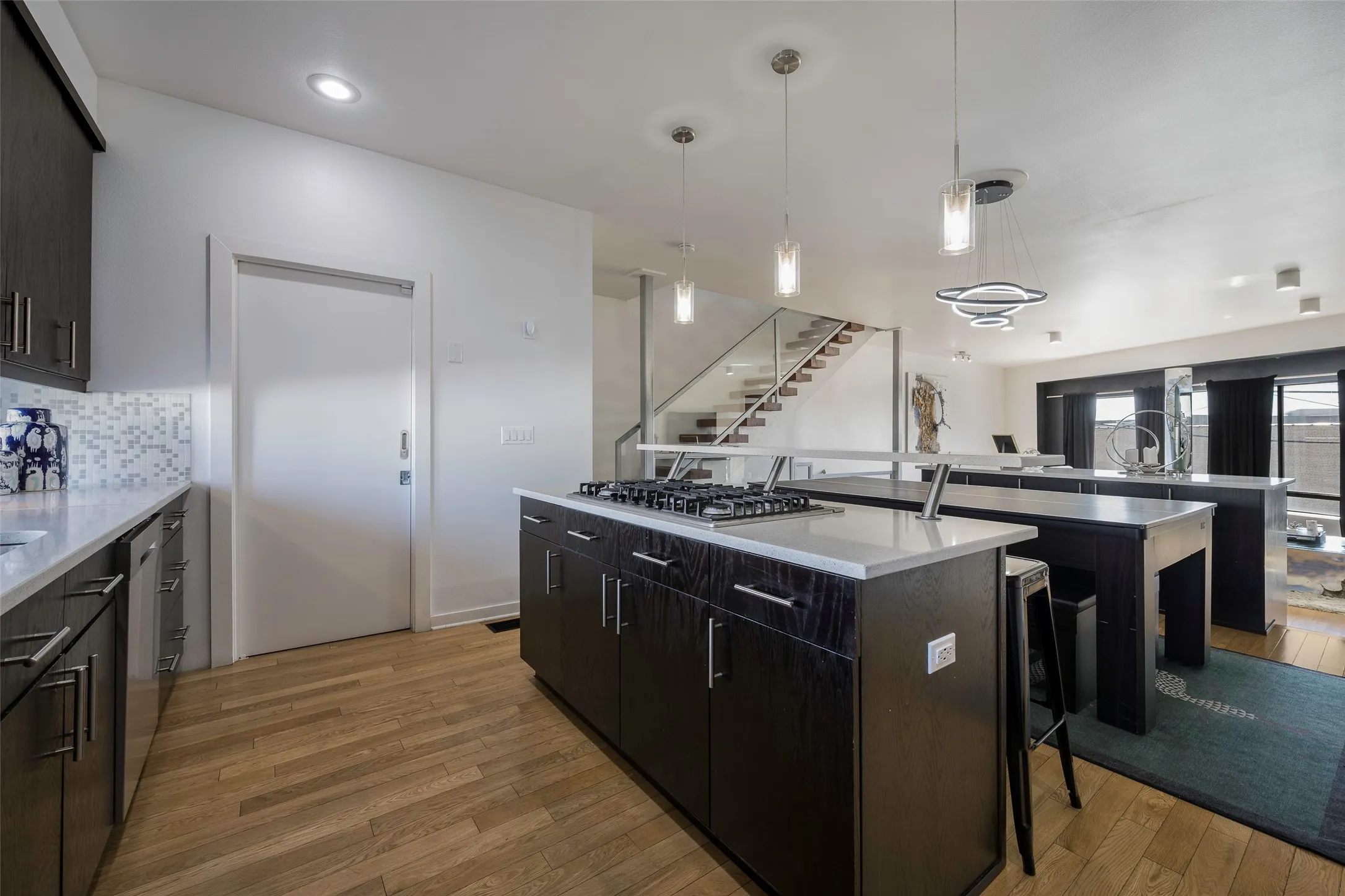 Townhouse For Sale in Dallas County , 506 1st Avenue, Dallas, Texas 75226, 3 Bedroom, 3 Bathroom, 2 Garage spaces, 2,297 Sqft, built in 2006, Price $550,000, mls#21365982, Real Estate Agent in Dallas, Homes For Sale in Dallas county, Homes For Sale in Dallas, Realtor in Dallas Texas, Real Estate Brokerage Independent Realty Texas, Luminita Cordes Realtor