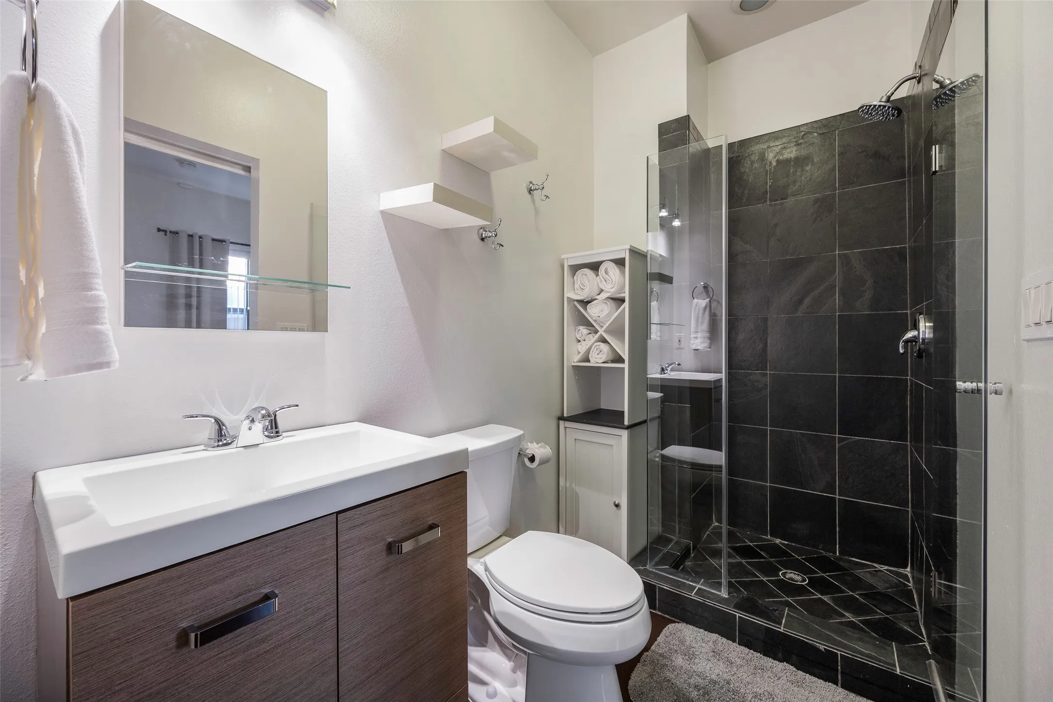 Townhouse For Sale in Dallas County , 506 1st Avenue, Dallas, Texas 75226, 3 Bedroom, 3 Bathroom, 2 Garage spaces, 2,297 Sqft, built in 2006, Price $550,000, mls#21365982, Real Estate Agent in Dallas, Homes For Sale in Dallas county, Homes For Sale in Dallas, Realtor in Dallas Texas, Real Estate Brokerage Independent Realty Texas, Luminita Cordes Realtor