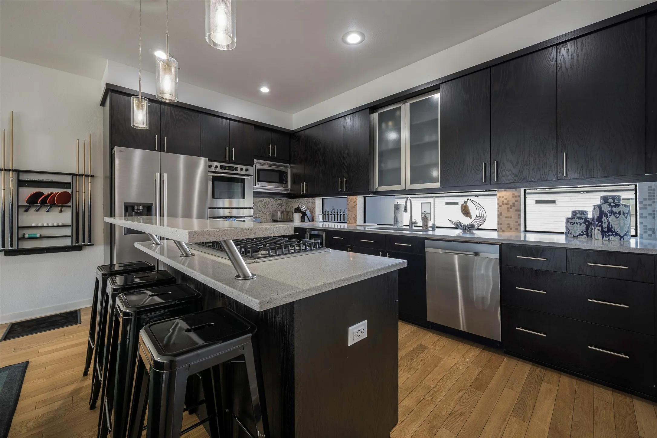Townhouse For Sale in Dallas County , 506 1st Avenue, Dallas, Texas 75226, 3 Bedroom, 3 Bathroom, 2 Garage spaces, 2,297 Sqft, built in 2006, Price $550,000, mls#21365982, Real Estate Agent in Dallas, Homes For Sale in Dallas county, Homes For Sale in Dallas, Realtor in Dallas Texas, Real Estate Brokerage Independent Realty Texas, Luminita Cordes Realtor