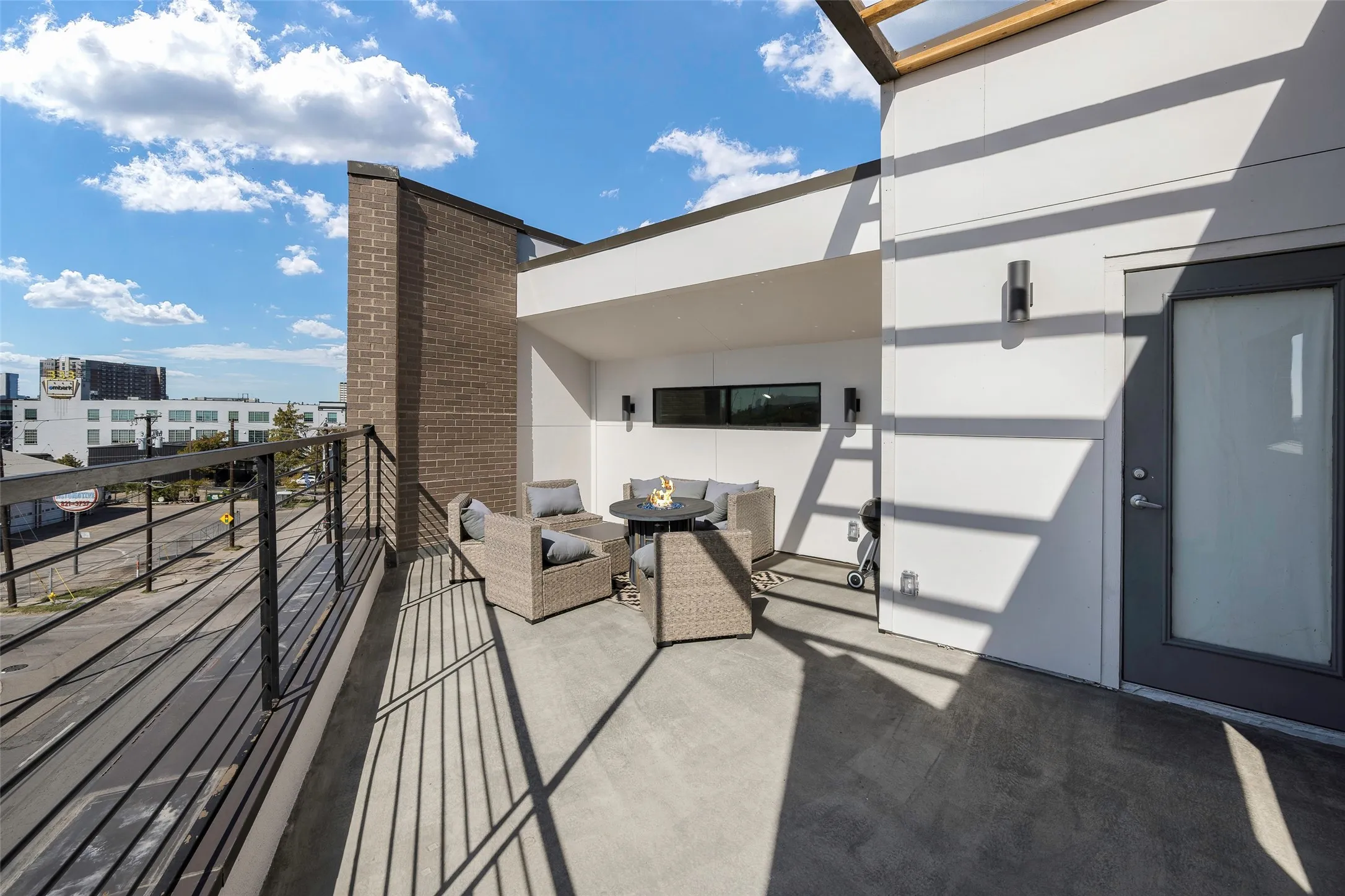 Townhouse For Sale in Dallas County , 506 1st Avenue, Dallas, Texas 75226, 3 Bedroom, 3 Bathroom, 2 Garage spaces, 2,297 Sqft, built in 2006, Price $550,000, mls#21365982, Real Estate Agent in Dallas, Homes For Sale in Dallas county, Homes For Sale in Dallas, Realtor in Dallas Texas, Real Estate Brokerage Independent Realty Texas, Luminita Cordes Realtor