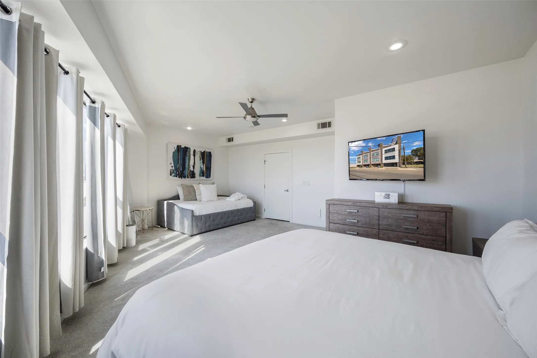 Townhouse For Sale in Dallas County , 506 1st Avenue, Dallas, Texas 75226, 3 Bedroom, 3 Bathroom, 2 Garage spaces, 2,297 Sqft, built in 2006, Price $550,000, mls#21365982, Real Estate Agent in Dallas, Homes For Sale in Dallas county, Homes For Sale in Dallas, Realtor in Dallas Texas, Real Estate Brokerage Independent Realty Texas, Luminita Cordes Realtor
