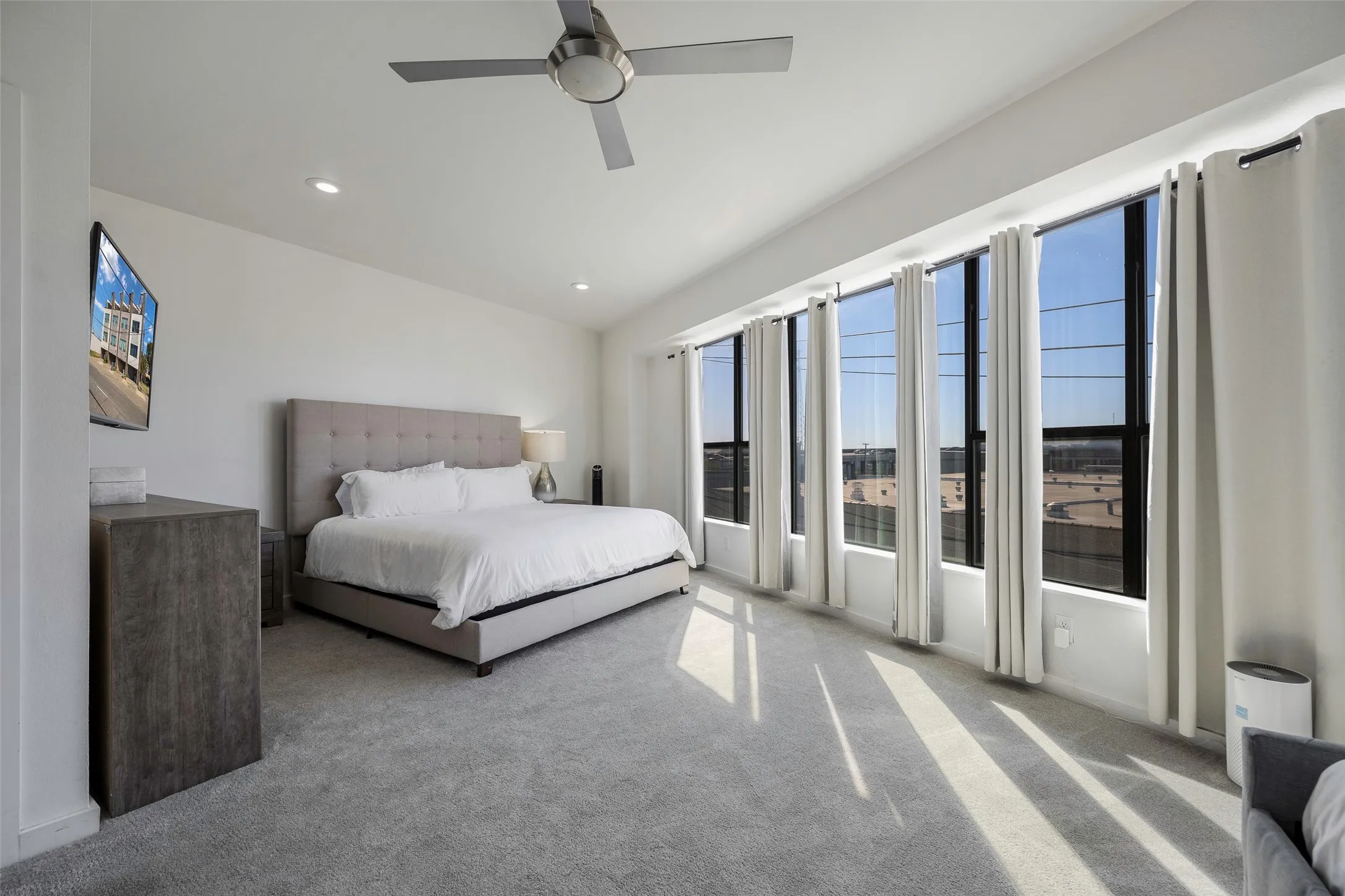 Townhouse For Sale in Dallas County , 506 1st Avenue, Dallas, Texas 75226, 3 Bedroom, 3 Bathroom, 2 Garage spaces, 2,297 Sqft, built in 2006, Price $550,000, mls#21365982, Real Estate Agent in Dallas, Homes For Sale in Dallas county, Homes For Sale in Dallas, Realtor in Dallas Texas, Real Estate Brokerage Independent Realty Texas, Luminita Cordes Realtor