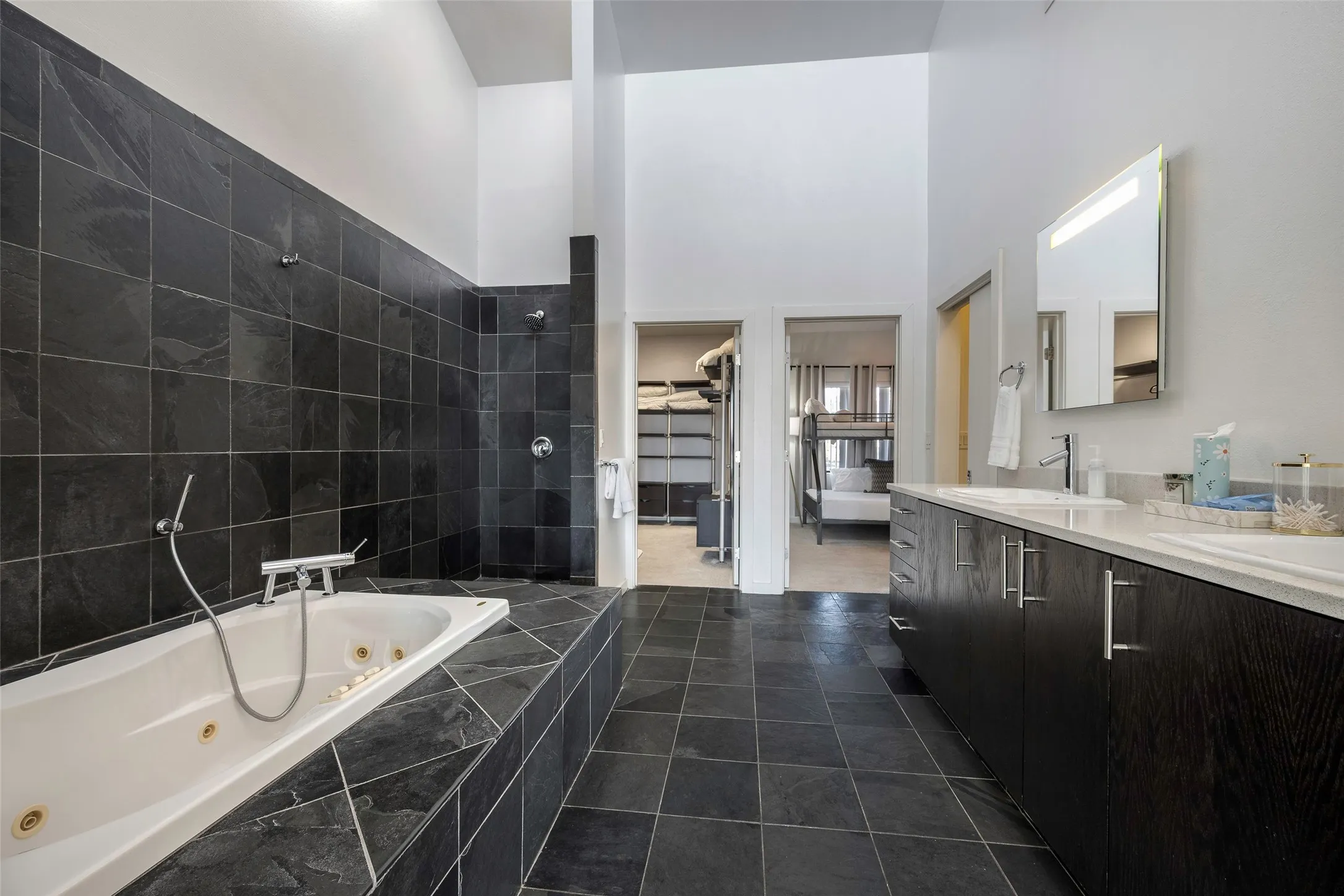 Townhouse For Sale in Dallas County , 506 1st Avenue, Dallas, Texas 75226, 3 Bedroom, 3 Bathroom, 2 Garage spaces, 2,297 Sqft, built in 2006, Price $550,000, mls#21365982, Real Estate Agent in Dallas, Homes For Sale in Dallas county, Homes For Sale in Dallas, Realtor in Dallas Texas, Real Estate Brokerage Independent Realty Texas, Luminita Cordes Realtor