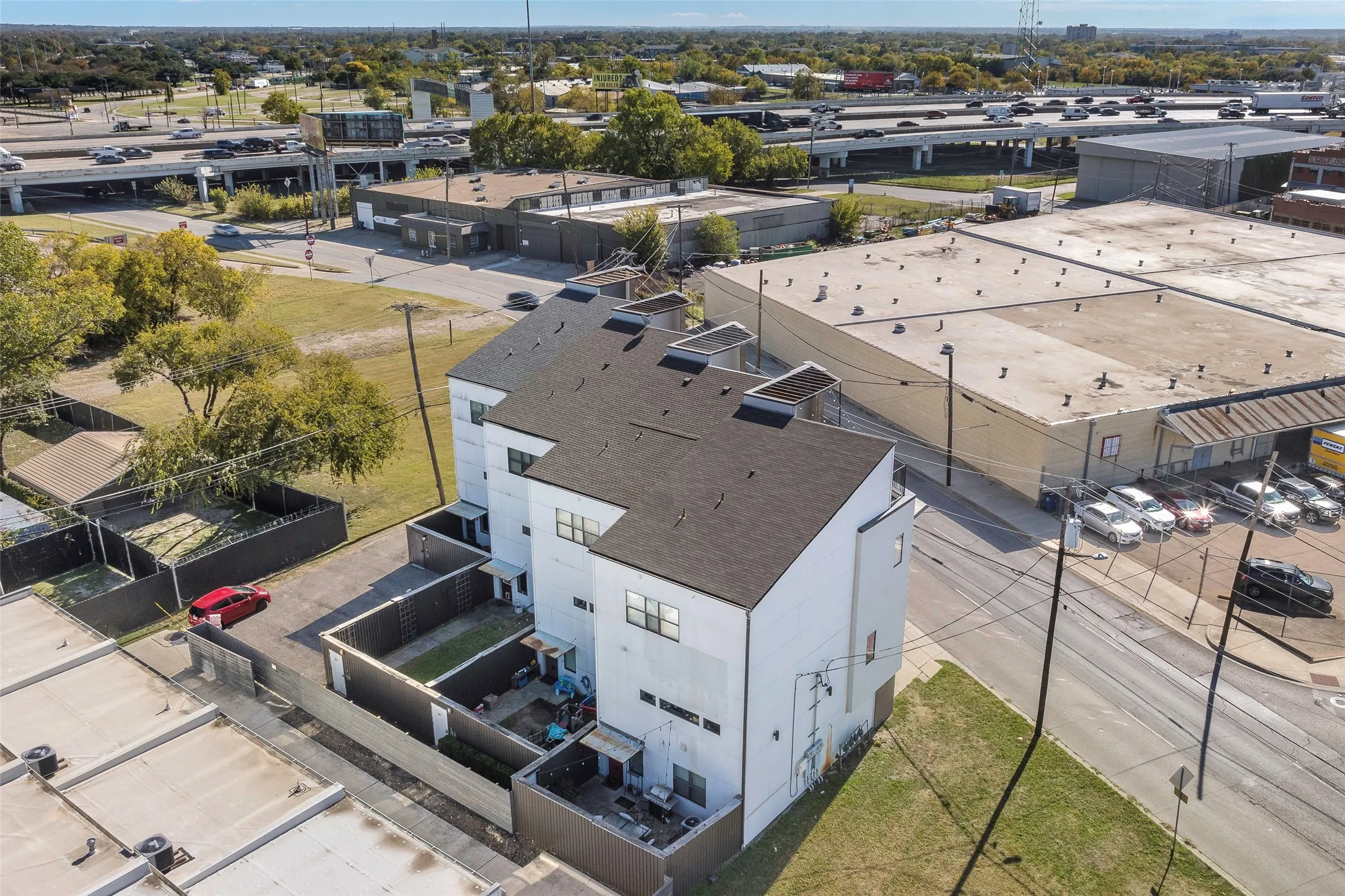 Townhouse For Sale in Dallas County , 506 1st Avenue, Dallas, Texas 75226, 3 Bedroom, 3 Bathroom, 2 Garage spaces, 2,297 Sqft, built in 2006, Price $550,000, mls#21365982, Real Estate Agent in Dallas, Homes For Sale in Dallas county, Homes For Sale in Dallas, Realtor in Dallas Texas, Real Estate Brokerage Independent Realty Texas, Luminita Cordes Realtor