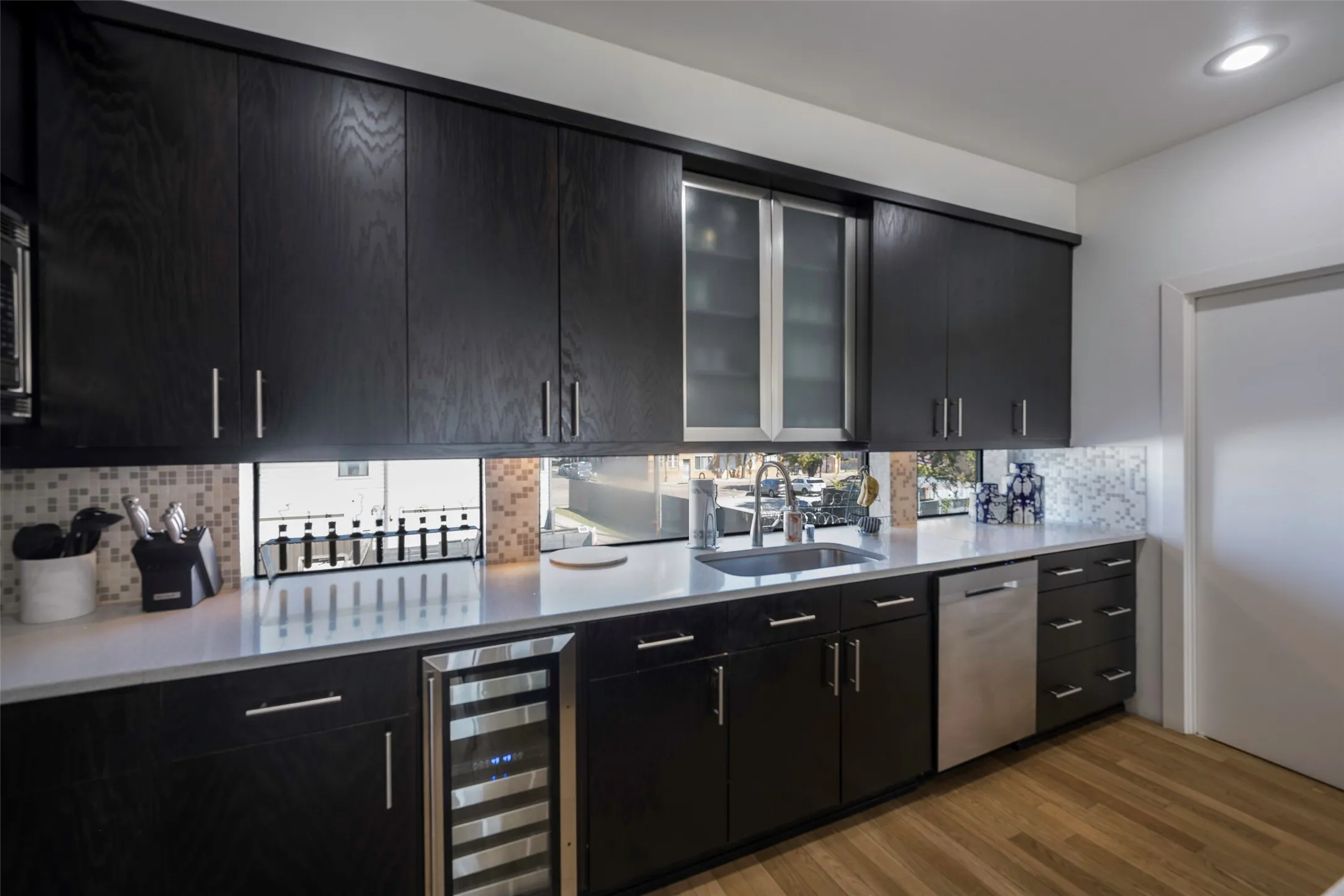 Townhouse For Sale in Dallas County , 506 1st Avenue, Dallas, Texas 75226, 3 Bedroom, 3 Bathroom, 2 Garage spaces, 2,297 Sqft, built in 2006, Price $550,000, mls#21365982, Real Estate Agent in Dallas, Homes For Sale in Dallas county, Homes For Sale in Dallas, Realtor in Dallas Texas, Real Estate Brokerage Independent Realty Texas, Luminita Cordes Realtor
