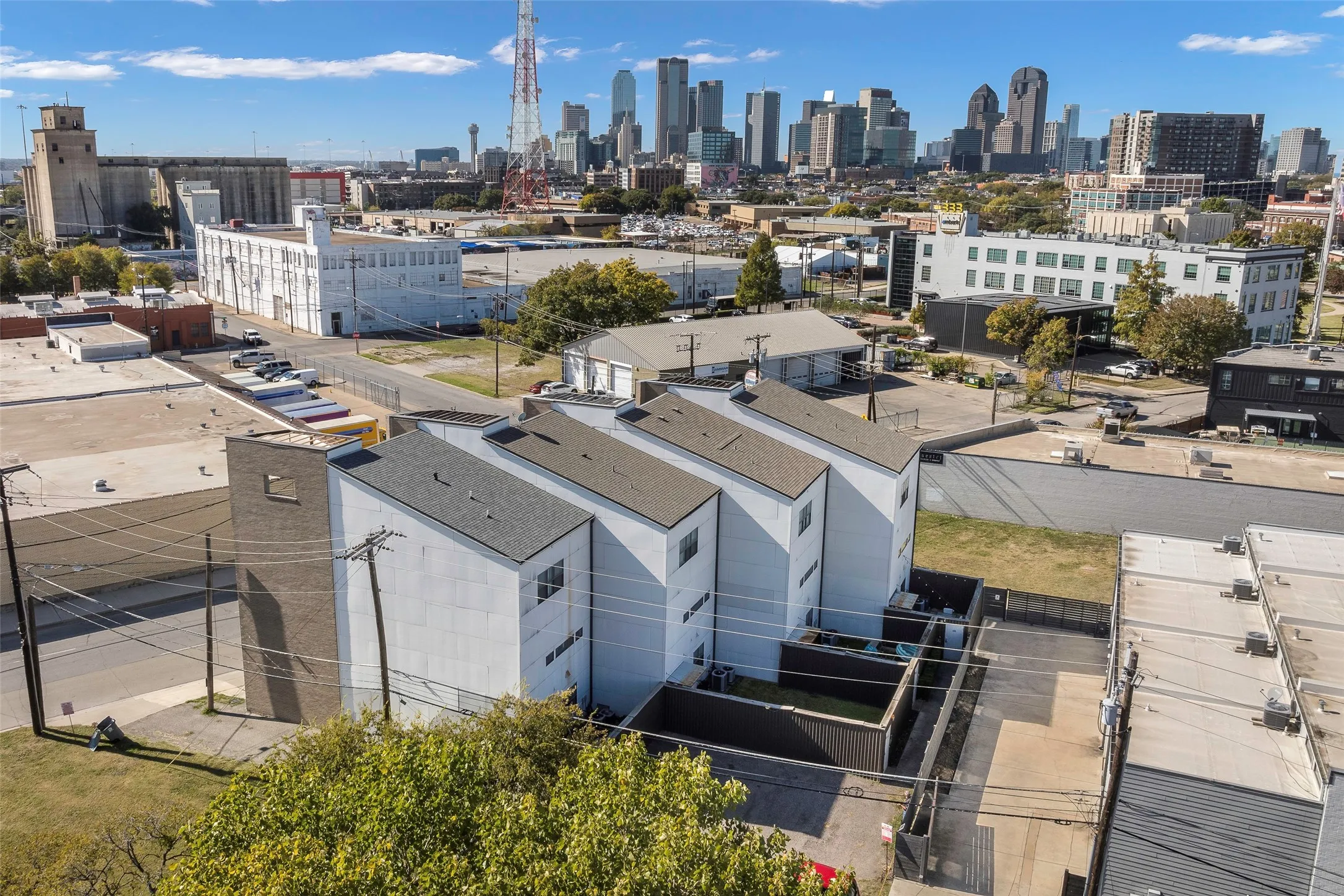 Townhouse For Sale in Dallas County , 506 1st Avenue, Dallas, Texas 75226, 3 Bedroom, 3 Bathroom, 2 Garage spaces, 2,297 Sqft, built in 2006, Price $550,000, mls#21365982, Real Estate Agent in Dallas, Homes For Sale in Dallas county, Homes For Sale in Dallas, Realtor in Dallas Texas, Real Estate Brokerage Independent Realty Texas, Luminita Cordes Realtor