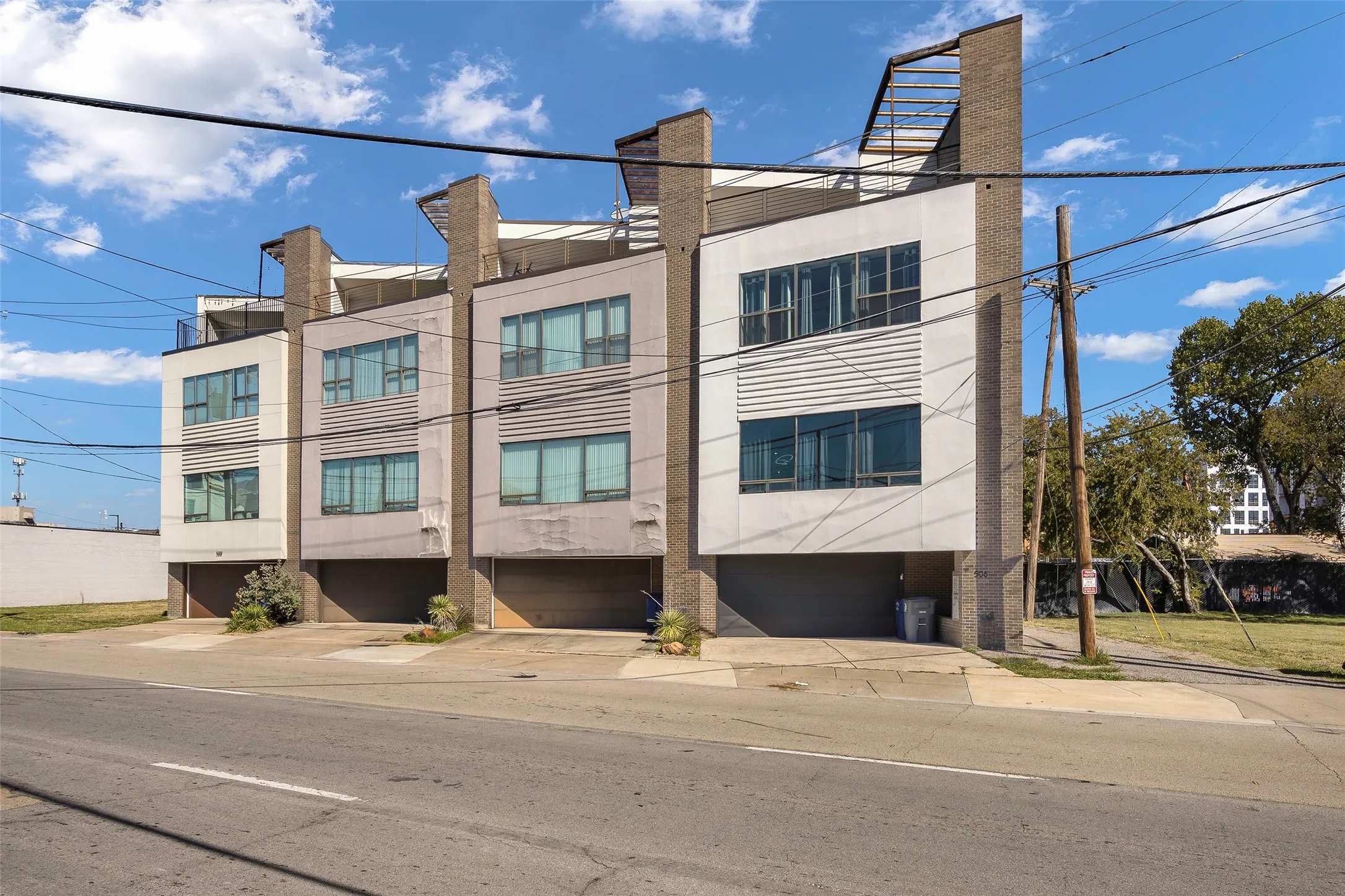 Townhouse For Sale in Dallas County , 506 1st Avenue, Dallas, Texas 75226, 3 Bedroom, 3 Bathroom, 2 Garage spaces, 2,297 Sqft, built in 2006, Price $550,000, mls#21365982, Real Estate Agent in Dallas, Homes For Sale in Dallas county, Homes For Sale in Dallas, Realtor in Dallas Texas, Real Estate Brokerage Independent Realty Texas, Luminita Cordes Realtor