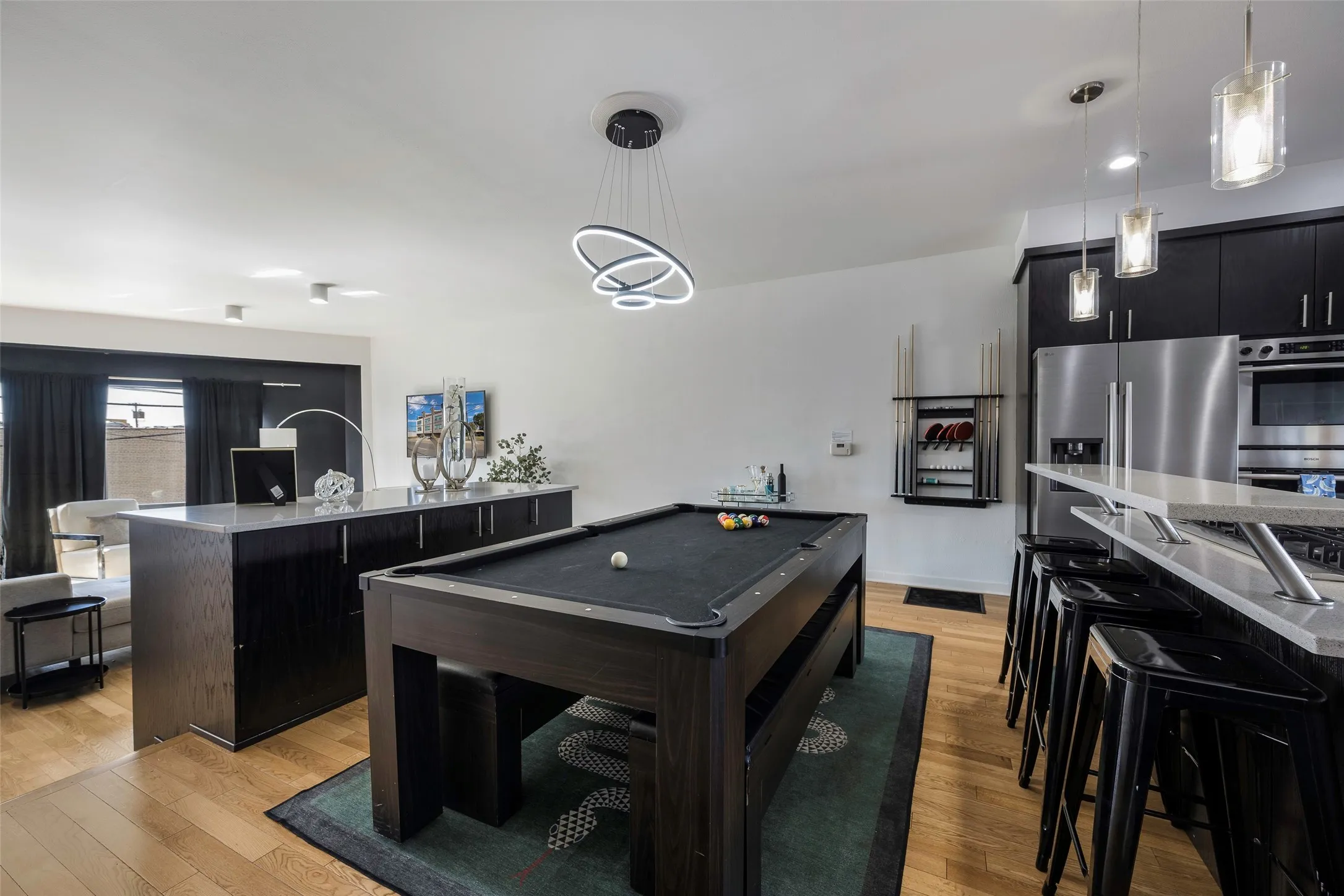 Townhouse For Sale in Dallas County , 506 1st Avenue, Dallas, Texas 75226, 3 Bedroom, 3 Bathroom, 2 Garage spaces, 2,297 Sqft, built in 2006, Price $550,000, mls#21365982, Real Estate Agent in Dallas, Homes For Sale in Dallas county, Homes For Sale in Dallas, Realtor in Dallas Texas, Real Estate Brokerage Independent Realty Texas, Luminita Cordes Realtor