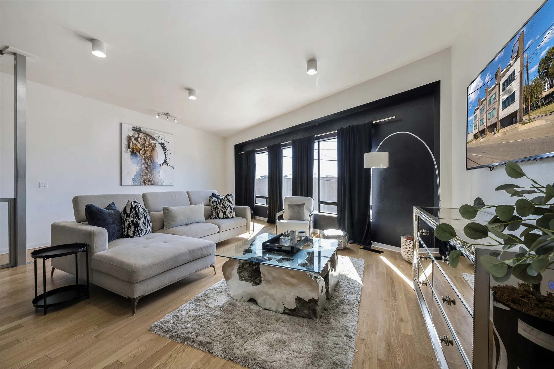 Townhouse For Sale in Dallas County , 506 1st Avenue, Dallas, Texas 75226, 3 Bedroom, 3 Bathroom, 2 Garage spaces, 2,297 Sqft, built in 2006, Price $550,000, mls#21365982, Real Estate Agent in Dallas, Homes For Sale in Dallas county, Homes For Sale in Dallas, Realtor in Dallas Texas, Real Estate Brokerage Independent Realty Texas, Luminita Cordes Realtor