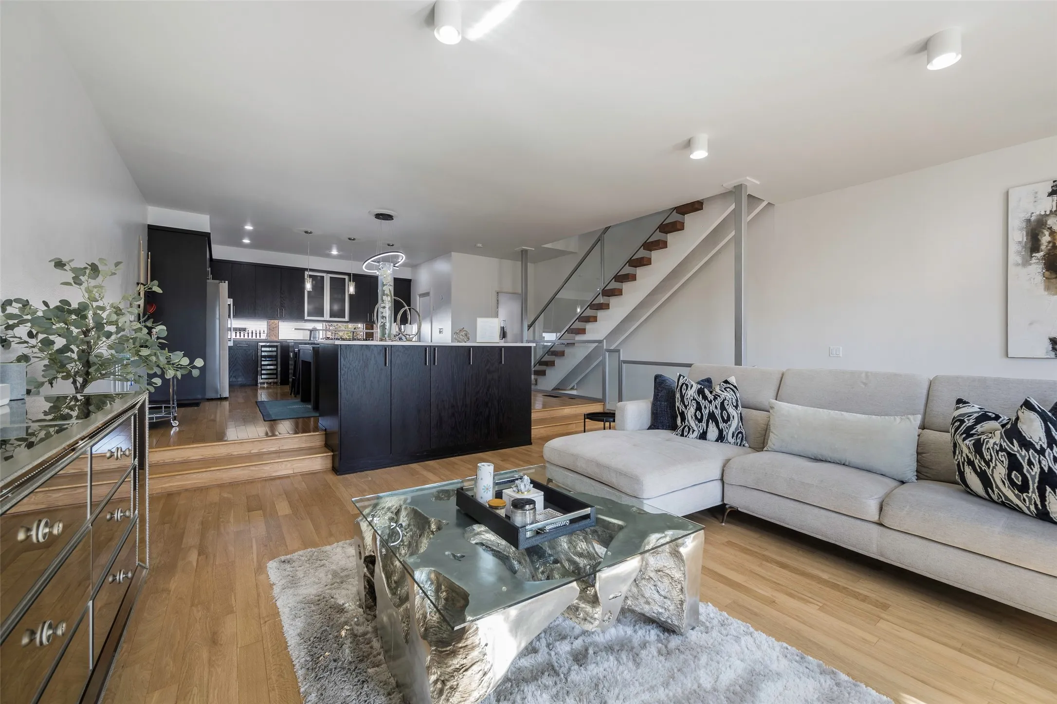 Townhouse For Sale in Dallas County , 506 1st Avenue, Dallas, Texas 75226, 3 Bedroom, 3 Bathroom, 2 Garage spaces, 2,297 Sqft, built in 2006, Price $550,000, mls#21365982, Real Estate Agent in Dallas, Homes For Sale in Dallas county, Homes For Sale in Dallas, Realtor in Dallas Texas, Real Estate Brokerage Independent Realty Texas, Luminita Cordes Realtor