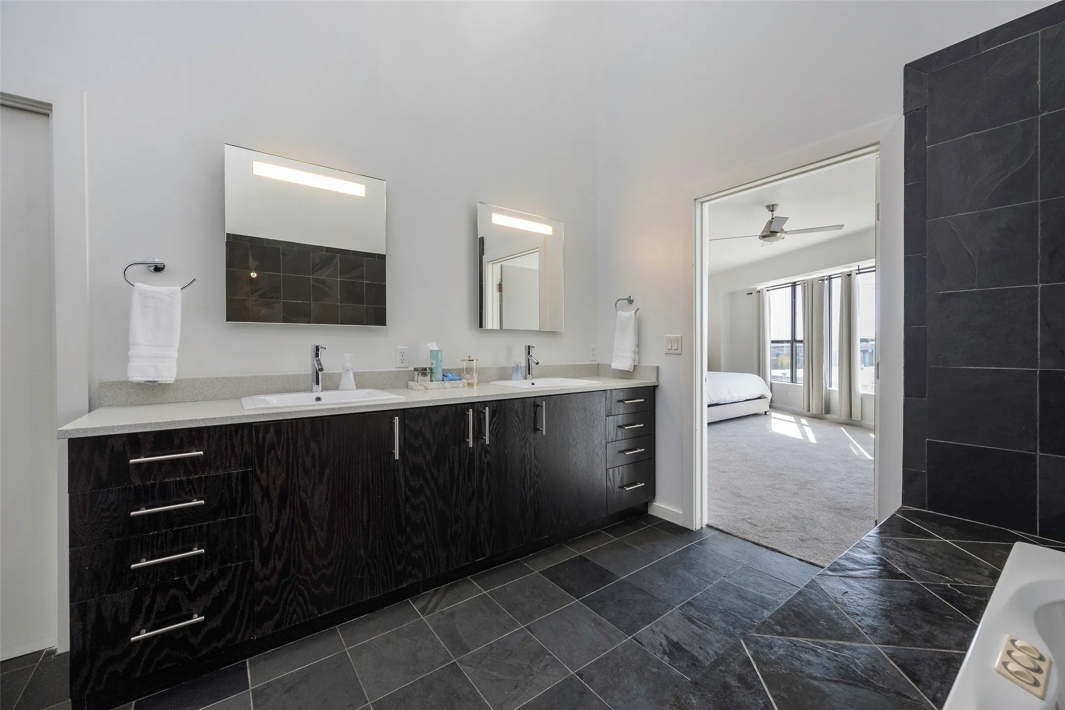 Townhouse For Sale in Dallas County , 506 1st Avenue, Dallas, Texas 75226, 3 Bedroom, 3 Bathroom, 2 Garage spaces, 2,297 Sqft, built in 2006, Price $550,000, mls#21365982, Real Estate Agent in Dallas, Homes For Sale in Dallas county, Homes For Sale in Dallas, Realtor in Dallas Texas, Real Estate Brokerage Independent Realty Texas, Luminita Cordes Realtor