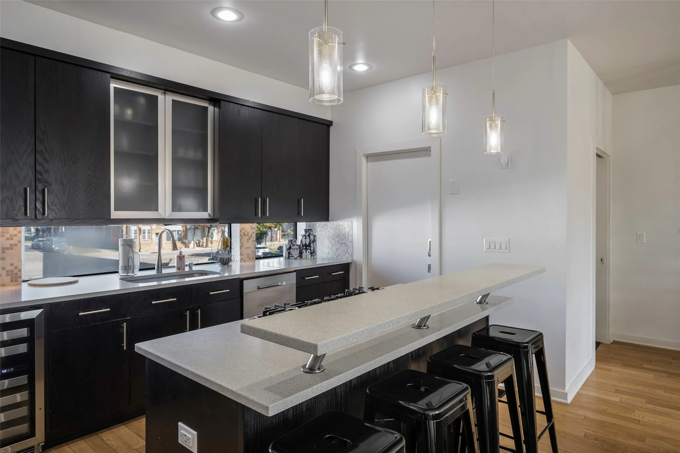 Townhouse For Sale in Dallas County , 506 1st Avenue, Dallas, Texas 75226, 3 Bedroom, 3 Bathroom, 2 Garage spaces, 2,297 Sqft, built in 2006, Price $550,000, mls#21365982, Real Estate Agent in Dallas, Homes For Sale in Dallas county, Homes For Sale in Dallas, Realtor in Dallas Texas, Real Estate Brokerage Independent Realty Texas, Luminita Cordes Realtor