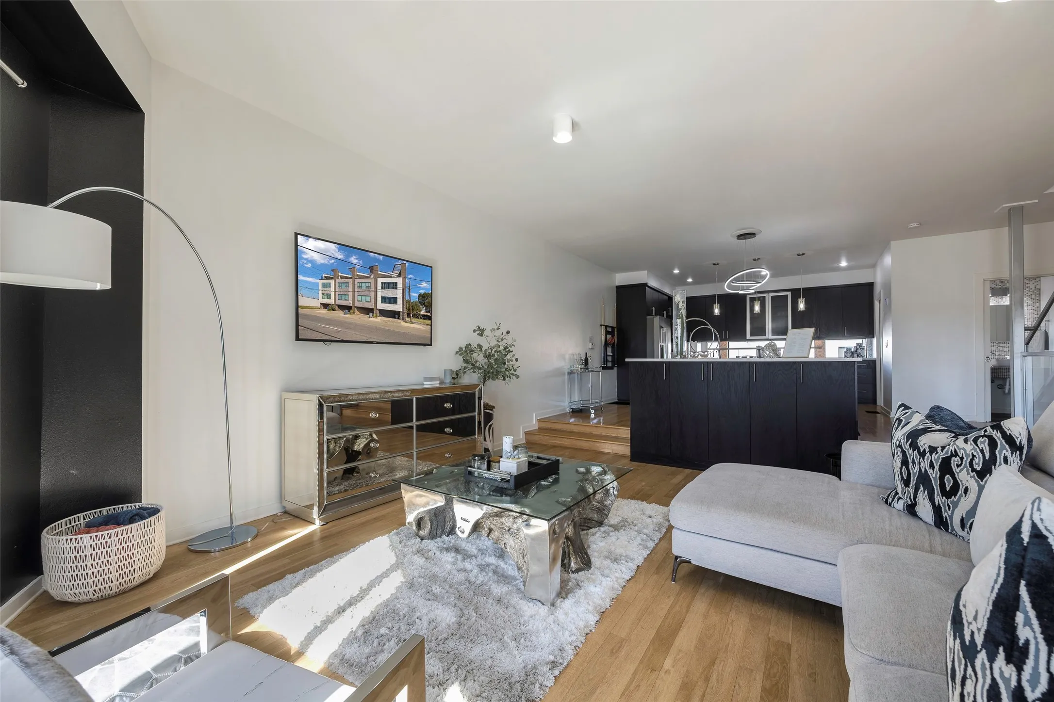 Townhouse For Sale in Dallas County , 506 1st Avenue, Dallas, Texas 75226, 3 Bedroom, 3 Bathroom, 2 Garage spaces, 2,297 Sqft, built in 2006, Price $550,000, mls#21365982, Real Estate Agent in Dallas, Homes For Sale in Dallas county, Homes For Sale in Dallas, Realtor in Dallas Texas, Real Estate Brokerage Independent Realty Texas, Luminita Cordes Realtor
