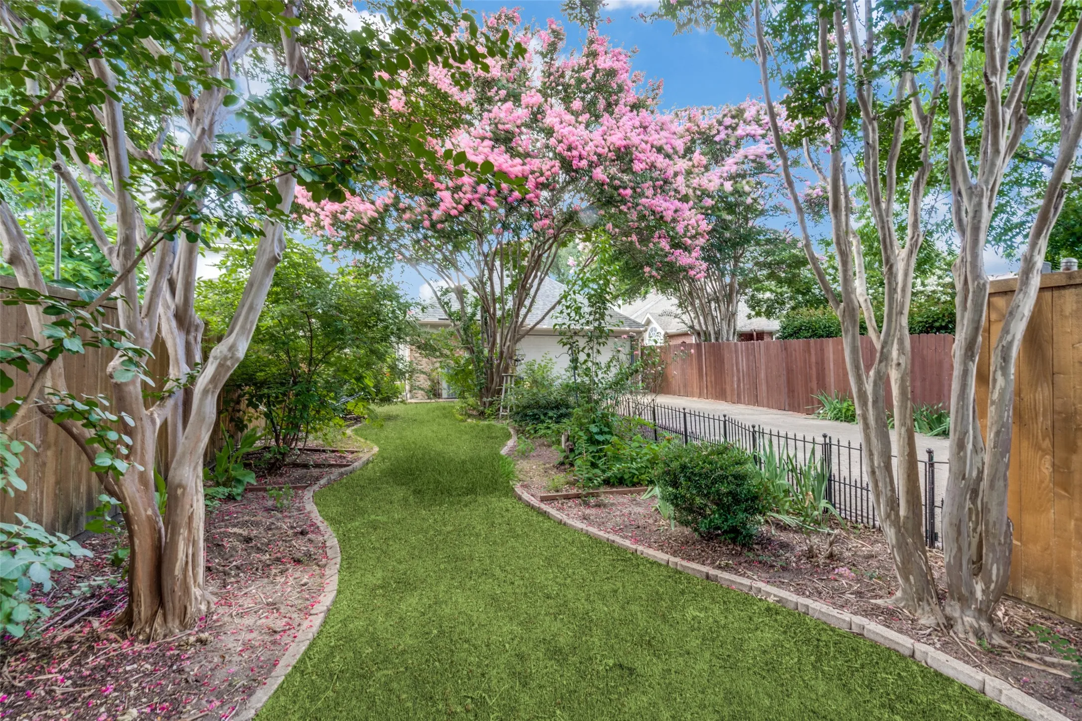Single Family Residence For Rent in Collin County , 6816 Thorncliff Trail, Plano, Texas 75023, 3 Bedroom, 2 Bathroom, 2 Garage spaces, 1,736 Sqft, built in 1995, mls#21365983, Real Estate Agent in Plano, Homes For Rent in Collin county, Homes For Rent in Plano, Realtor in Plano Texas, Real Estate Brokerage Independent Realty Texas, Luminita Cordes Realtor
