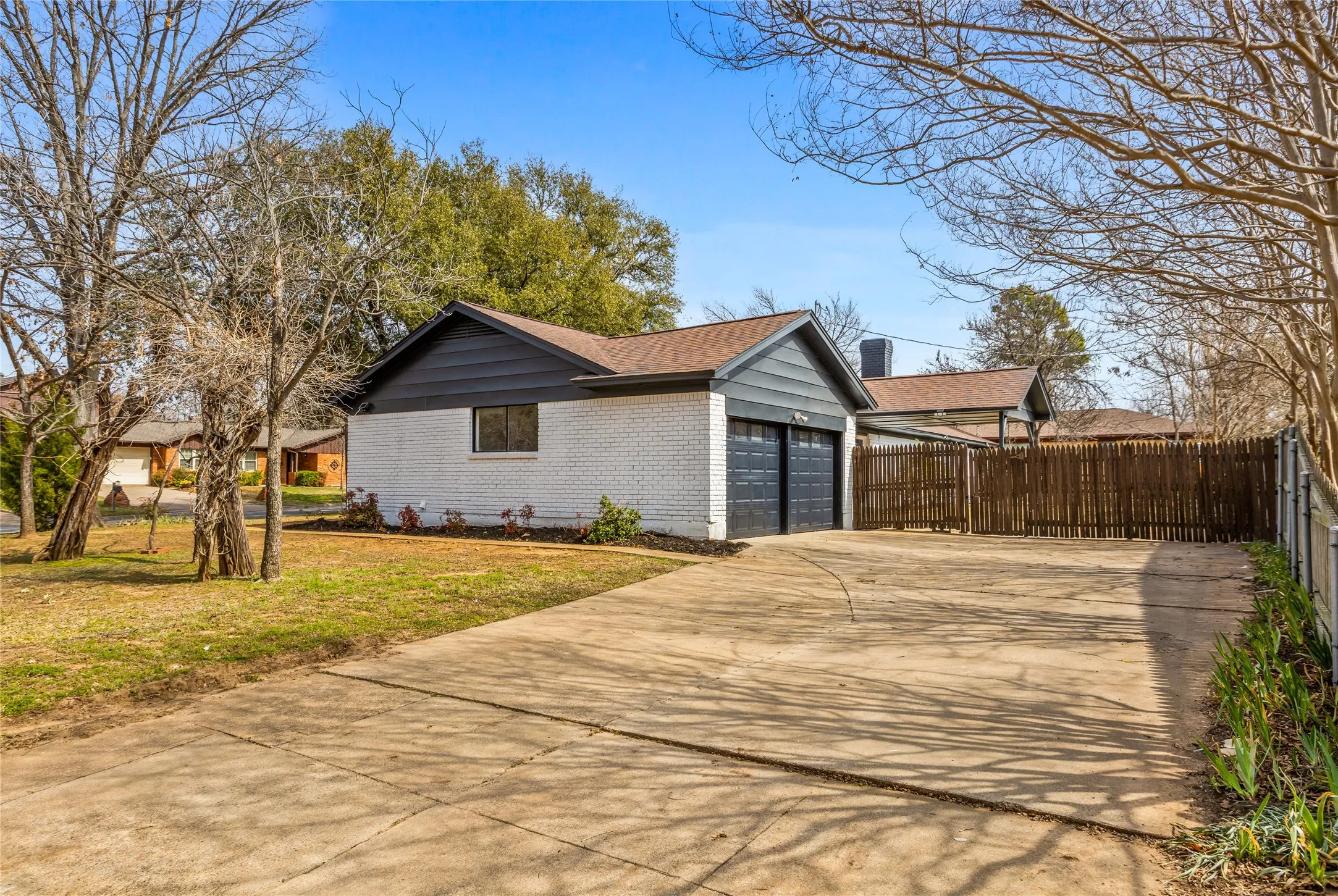 Single Family Residence For Sale in Tarrant County , 1708 Park Ridge Terrace, Arlington, Texas 76012, 4 Bedroom, 3 Bathroom, 2 Garage spaces, 2,103 Sqft, built in 1965, mls#21365342, Real Estate Agent in Arlington, Homes For Sale in Tarrant county, Homes For Sale in Arlington, Realtor in Arlington Texas, Real Estate Brokerage Independent Realty Texas, Luminita Cordes Realtor