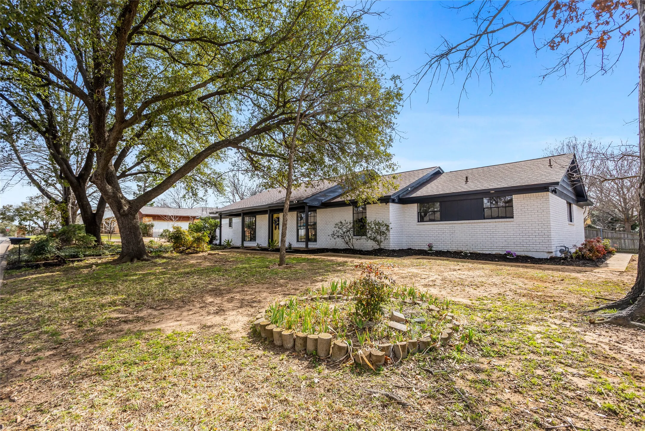 Single Family Residence For Sale in Tarrant County , 1708 Park Ridge Terrace, Arlington, Texas 76012, 4 Bedroom, 3 Bathroom, 2 Garage spaces, 2,103 Sqft, built in 1965, mls#21365342, Real Estate Agent in Arlington, Homes For Sale in Tarrant county, Homes For Sale in Arlington, Realtor in Arlington Texas, Real Estate Brokerage Independent Realty Texas, Luminita Cordes Realtor