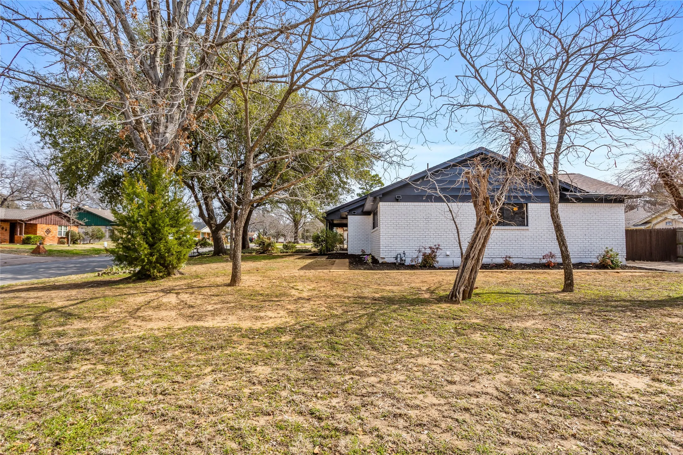 Single Family Residence For Sale in Tarrant County , 1708 Park Ridge Terrace, Arlington, Texas 76012, 4 Bedroom, 3 Bathroom, 2 Garage spaces, 2,103 Sqft, built in 1965, mls#21365342, Real Estate Agent in Arlington, Homes For Sale in Tarrant county, Homes For Sale in Arlington, Realtor in Arlington Texas, Real Estate Brokerage Independent Realty Texas, Luminita Cordes Realtor
