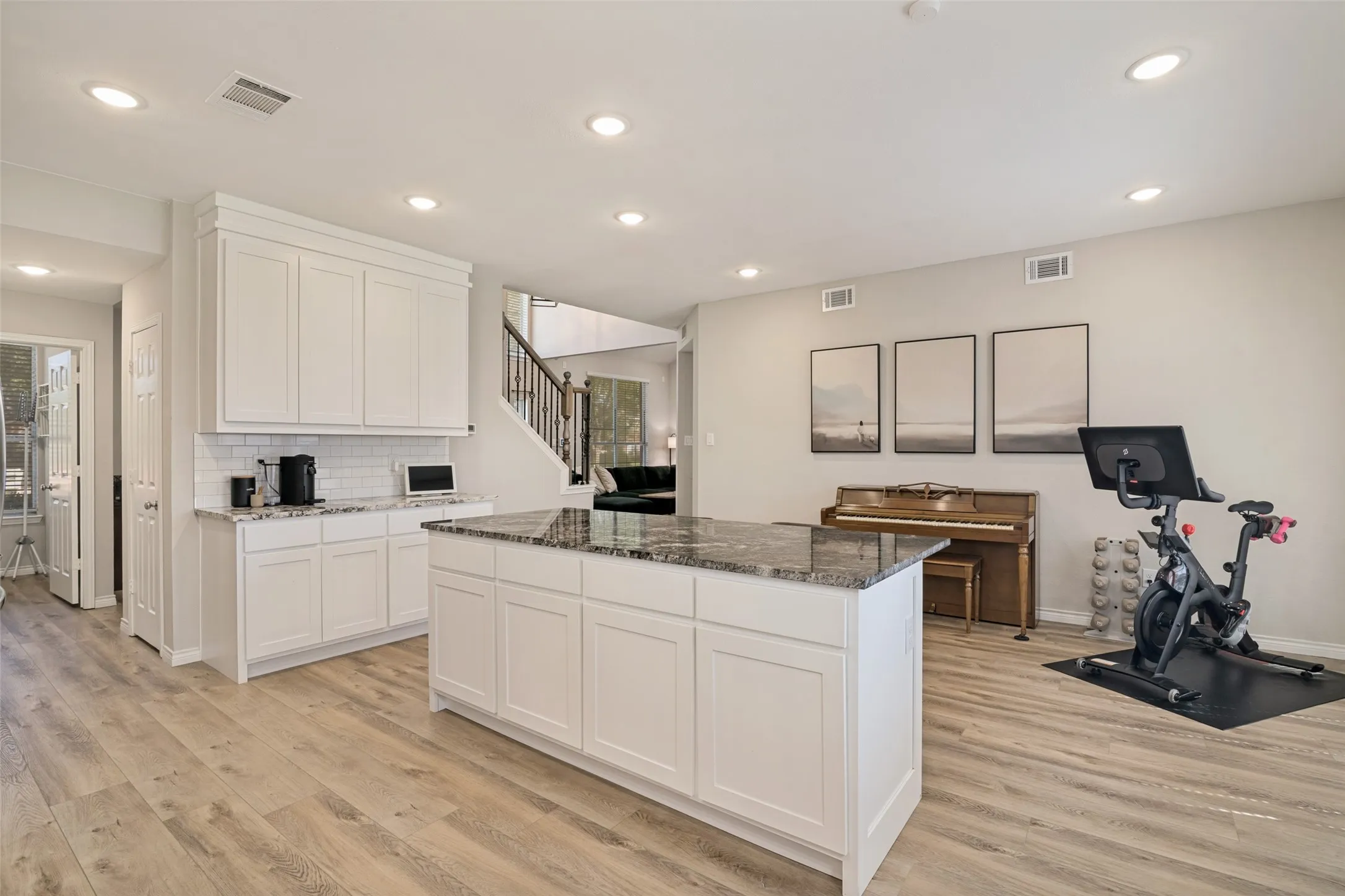 Single Family Residence For Sale in Dallas County , 2110 Carnation Court, Garland, Texas 75040, 3 Bedroom, 3 Bathroom, 2 Garage spaces, 1,984 Sqft, built in 1992, mls#21357816, Real Estate Agent in Garland, Homes For Sale in Dallas county, Homes For Sale in Garland, Realtor in Garland Texas, Real Estate Brokerage Independent Realty Texas, Luminita Cordes Realtor
