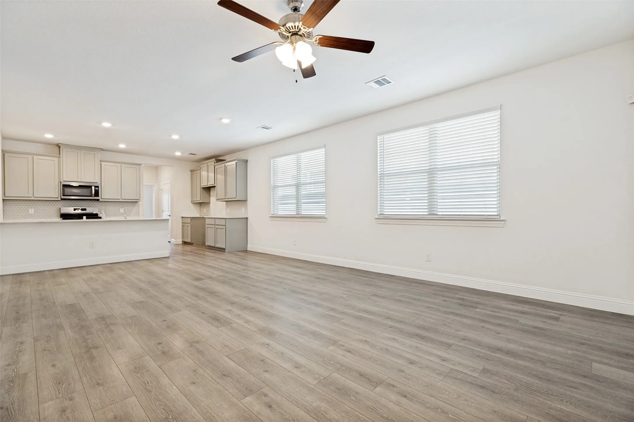 Single Family Residence For Rent in Denton County , 6024 Wildflower Way, Little Elm, Texas 76227, 3 Bedroom, 2 Bathroom, 2 Garage spaces, 1,584 Sqft, built in 2021, mls#21364157, Real Estate Agent in Little Elm, Homes For Rent in Denton county, Homes For Rent in Little Elm, Realtor in Little Elm Texas, Real Estate Brokerage Independent Realty Texas, Luminita Cordes Realtor