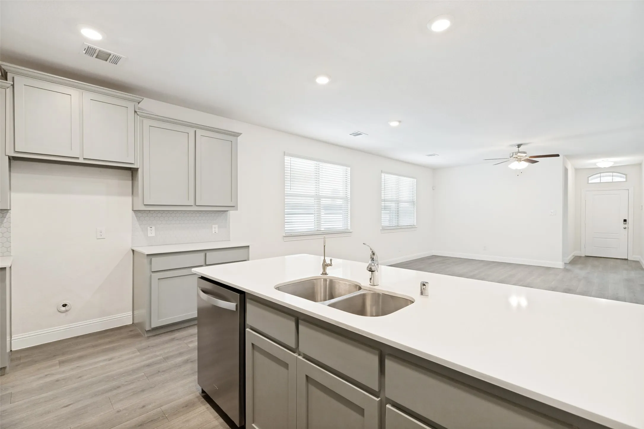 Single Family Residence For Rent in Denton County , 6024 Wildflower Way, Little Elm, Texas 76227, 3 Bedroom, 2 Bathroom, 2 Garage spaces, 1,584 Sqft, built in 2021, mls#21364157, Real Estate Agent in Little Elm, Homes For Rent in Denton county, Homes For Rent in Little Elm, Realtor in Little Elm Texas, Real Estate Brokerage Independent Realty Texas, Luminita Cordes Realtor