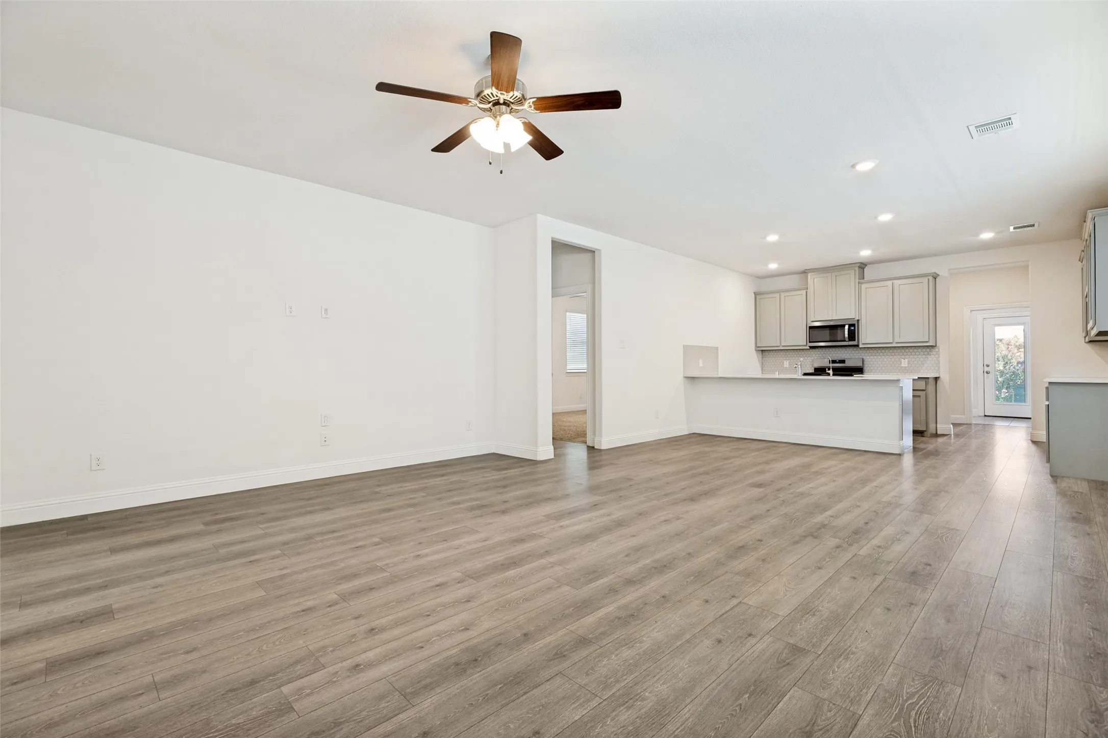 Single Family Residence For Rent in Denton County , 6024 Wildflower Way, Little Elm, Texas 76227, 3 Bedroom, 2 Bathroom, 2 Garage spaces, 1,584 Sqft, built in 2021, mls#21364157, Real Estate Agent in Little Elm, Homes For Rent in Denton county, Homes For Rent in Little Elm, Realtor in Little Elm Texas, Real Estate Brokerage Independent Realty Texas, Luminita Cordes Realtor