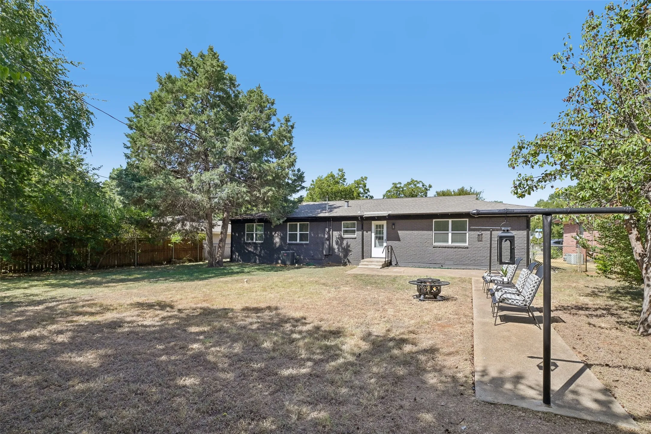 Single Family Residence For Sale in Tarrant County , 401 Vine Street, Euless, Texas 76040, 3 Bedroom, 2 Bathroom, 2 Garage spaces, 1,443 Sqft, built in 1958, mls#21363815, Real Estate Agent in Euless, Homes For Sale in Tarrant county, Homes For Sale in Euless, Realtor in Euless Texas, Real Estate Brokerage Independent Realty Texas, Luminita Cordes Realtor