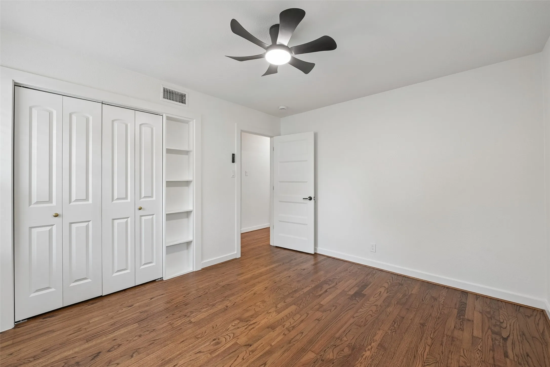 Single Family Residence For Sale in Tarrant County , 401 Vine Street, Euless, Texas 76040, 3 Bedroom, 2 Bathroom, 2 Garage spaces, 1,443 Sqft, built in 1958, mls#21363815, Real Estate Agent in Euless, Homes For Sale in Tarrant county, Homes For Sale in Euless, Realtor in Euless Texas, Real Estate Brokerage Independent Realty Texas, Luminita Cordes Realtor