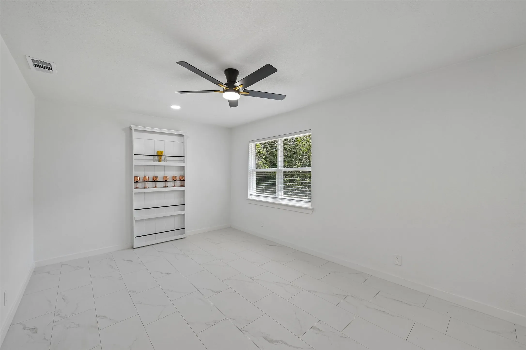 Single Family Residence For Sale in Tarrant County , 401 Vine Street, Euless, Texas 76040, 3 Bedroom, 2 Bathroom, 2 Garage spaces, 1,443 Sqft, built in 1958, mls#21363815, Real Estate Agent in Euless, Homes For Sale in Tarrant county, Homes For Sale in Euless, Realtor in Euless Texas, Real Estate Brokerage Independent Realty Texas, Luminita Cordes Realtor