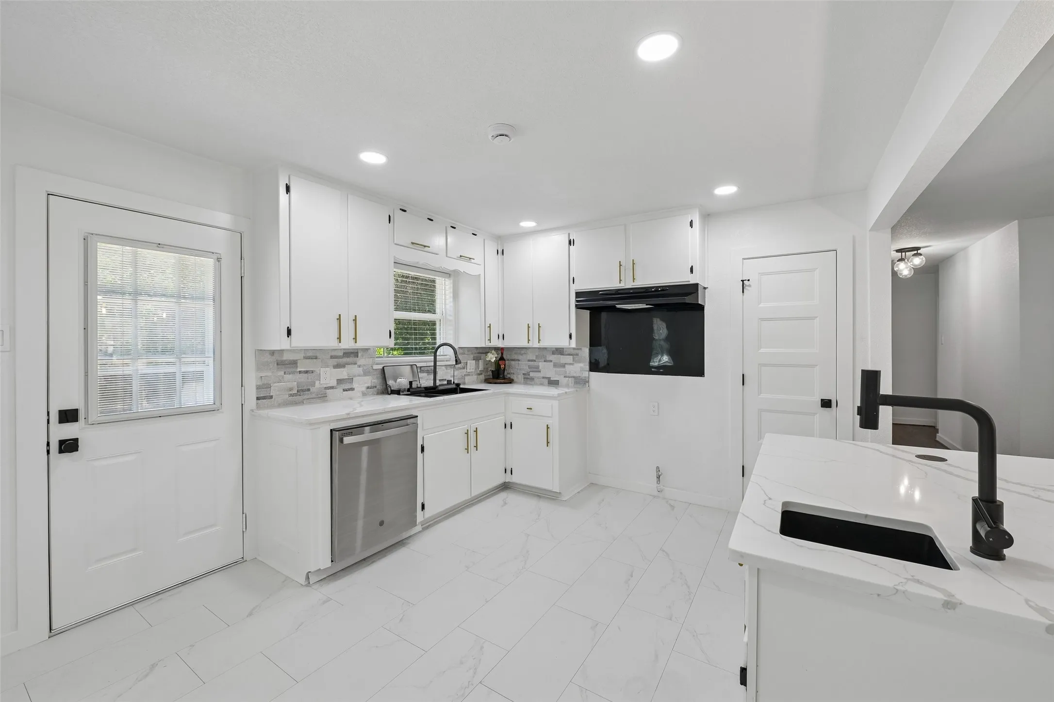 Single Family Residence For Sale in Tarrant County , 401 Vine Street, Euless, Texas 76040, 3 Bedroom, 2 Bathroom, 2 Garage spaces, 1,443 Sqft, built in 1958, mls#21363815, Real Estate Agent in Euless, Homes For Sale in Tarrant county, Homes For Sale in Euless, Realtor in Euless Texas, Real Estate Brokerage Independent Realty Texas, Luminita Cordes Realtor