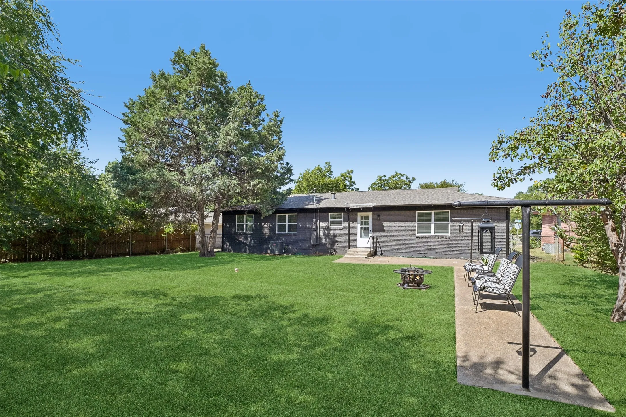 Single Family Residence For Sale in Tarrant County , 401 Vine Street, Euless, Texas 76040, 3 Bedroom, 2 Bathroom, 2 Garage spaces, 1,443 Sqft, built in 1958, mls#21363815, Real Estate Agent in Euless, Homes For Sale in Tarrant county, Homes For Sale in Euless, Realtor in Euless Texas, Real Estate Brokerage Independent Realty Texas, Luminita Cordes Realtor