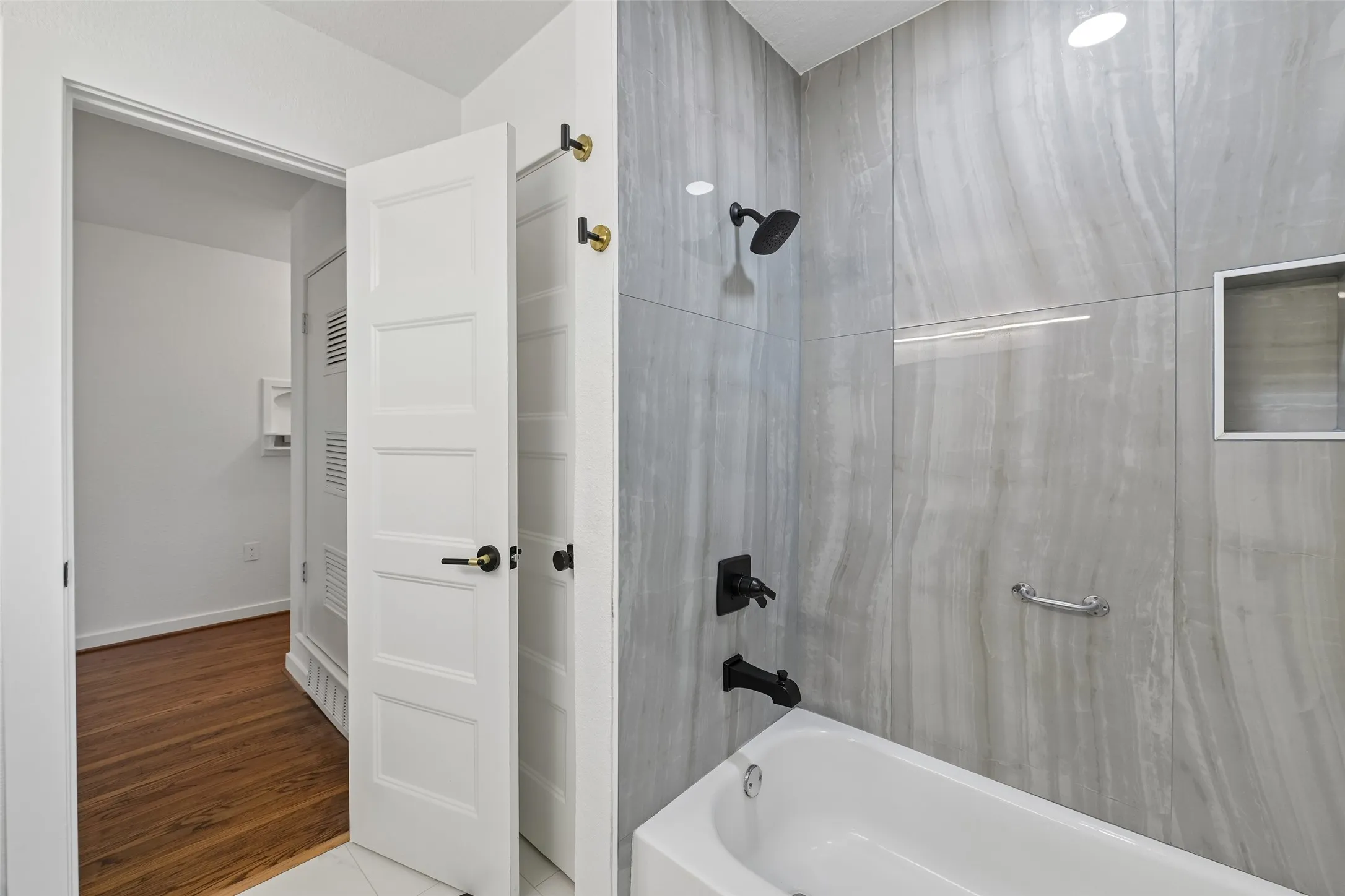 Single Family Residence For Sale in Tarrant County , 401 Vine Street, Euless, Texas 76040, 3 Bedroom, 2 Bathroom, 2 Garage spaces, 1,443 Sqft, built in 1958, mls#21363815, Real Estate Agent in Euless, Homes For Sale in Tarrant county, Homes For Sale in Euless, Realtor in Euless Texas, Real Estate Brokerage Independent Realty Texas, Luminita Cordes Realtor
