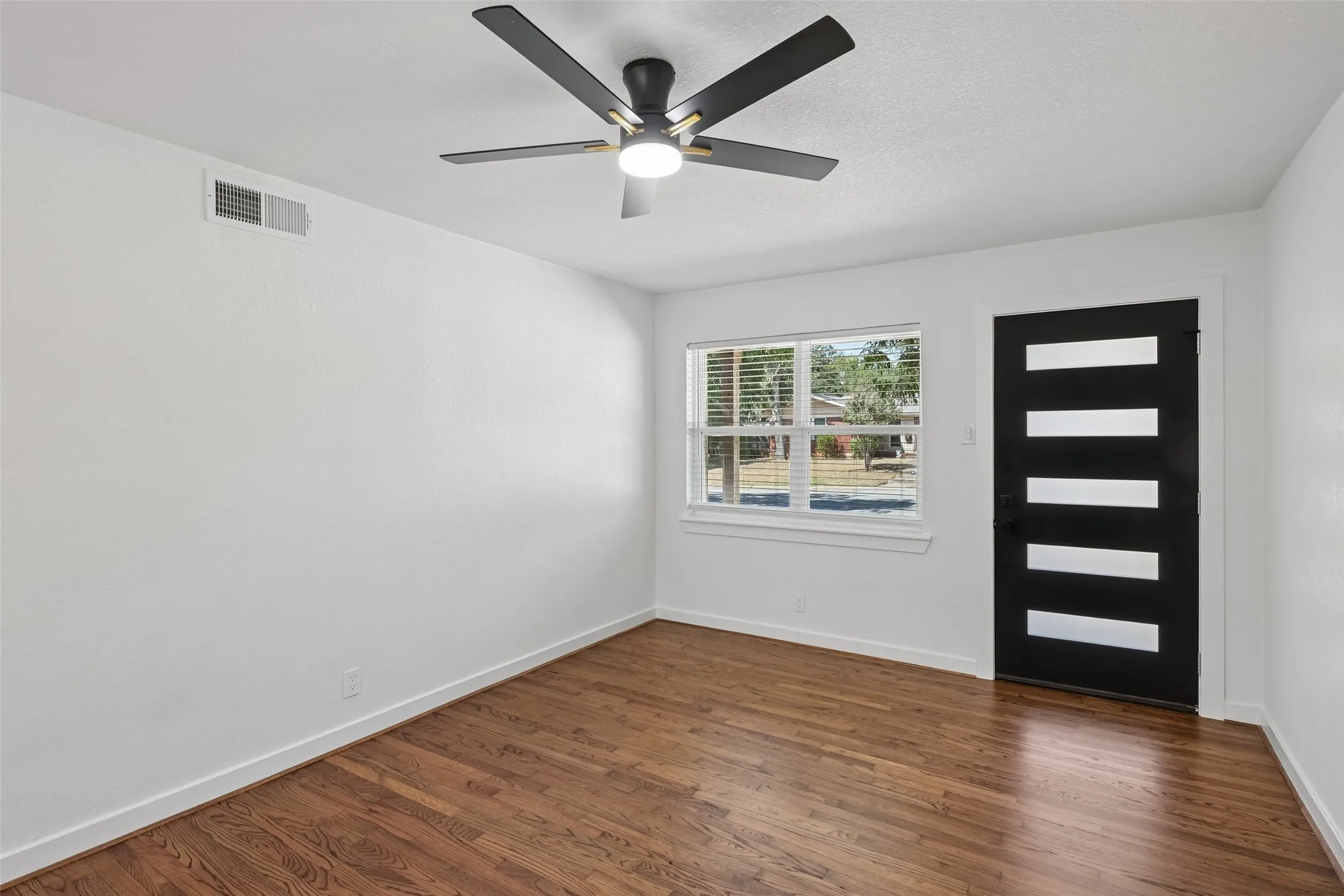 Single Family Residence For Sale in Tarrant County , 401 Vine Street, Euless, Texas 76040, 3 Bedroom, 2 Bathroom, 2 Garage spaces, 1,443 Sqft, built in 1958, mls#21363815, Real Estate Agent in Euless, Homes For Sale in Tarrant county, Homes For Sale in Euless, Realtor in Euless Texas, Real Estate Brokerage Independent Realty Texas, Luminita Cordes Realtor