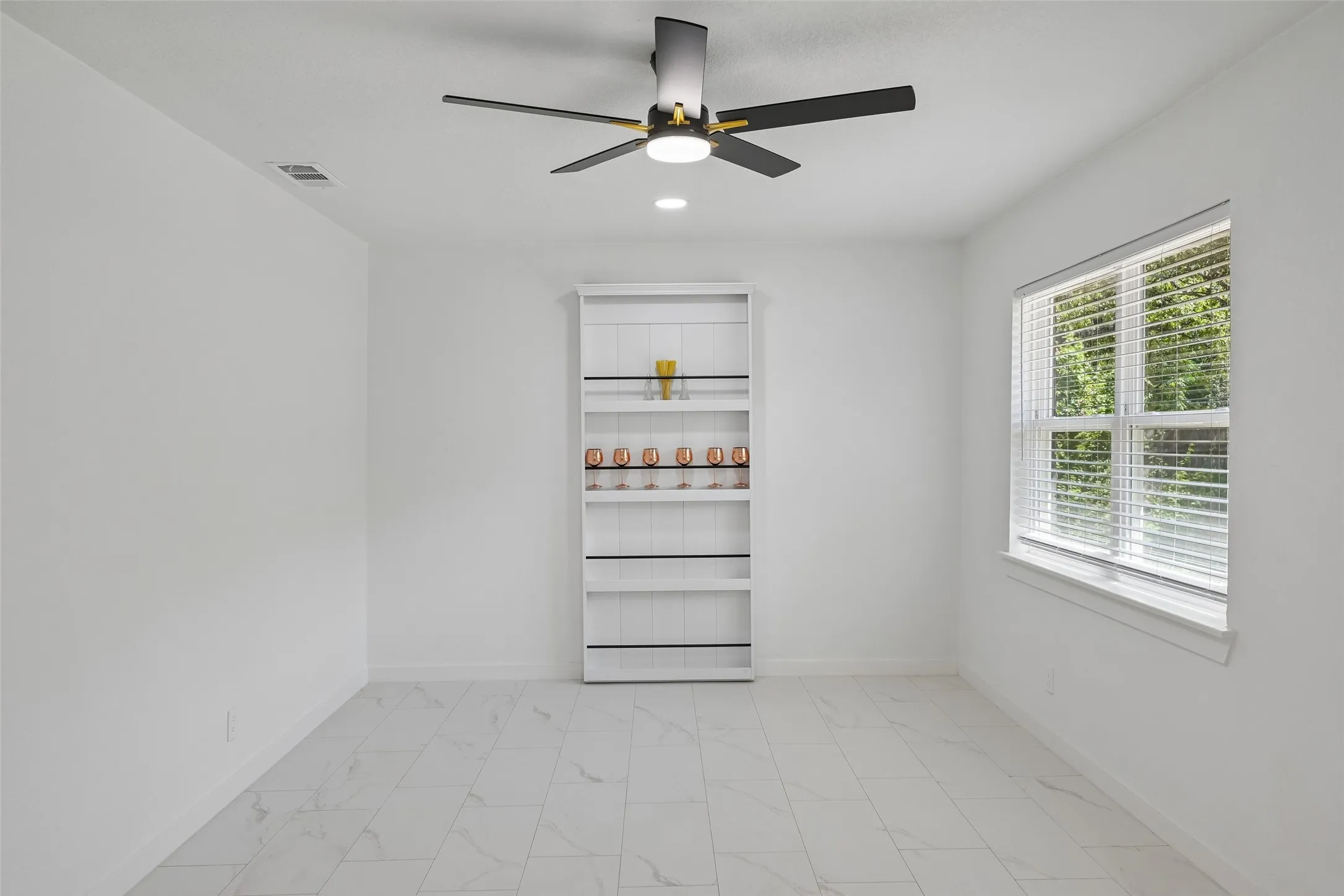 Single Family Residence For Sale in Tarrant County , 401 Vine Street, Euless, Texas 76040, 3 Bedroom, 2 Bathroom, 2 Garage spaces, 1,443 Sqft, built in 1958, mls#21363815, Real Estate Agent in Euless, Homes For Sale in Tarrant county, Homes For Sale in Euless, Realtor in Euless Texas, Real Estate Brokerage Independent Realty Texas, Luminita Cordes Realtor