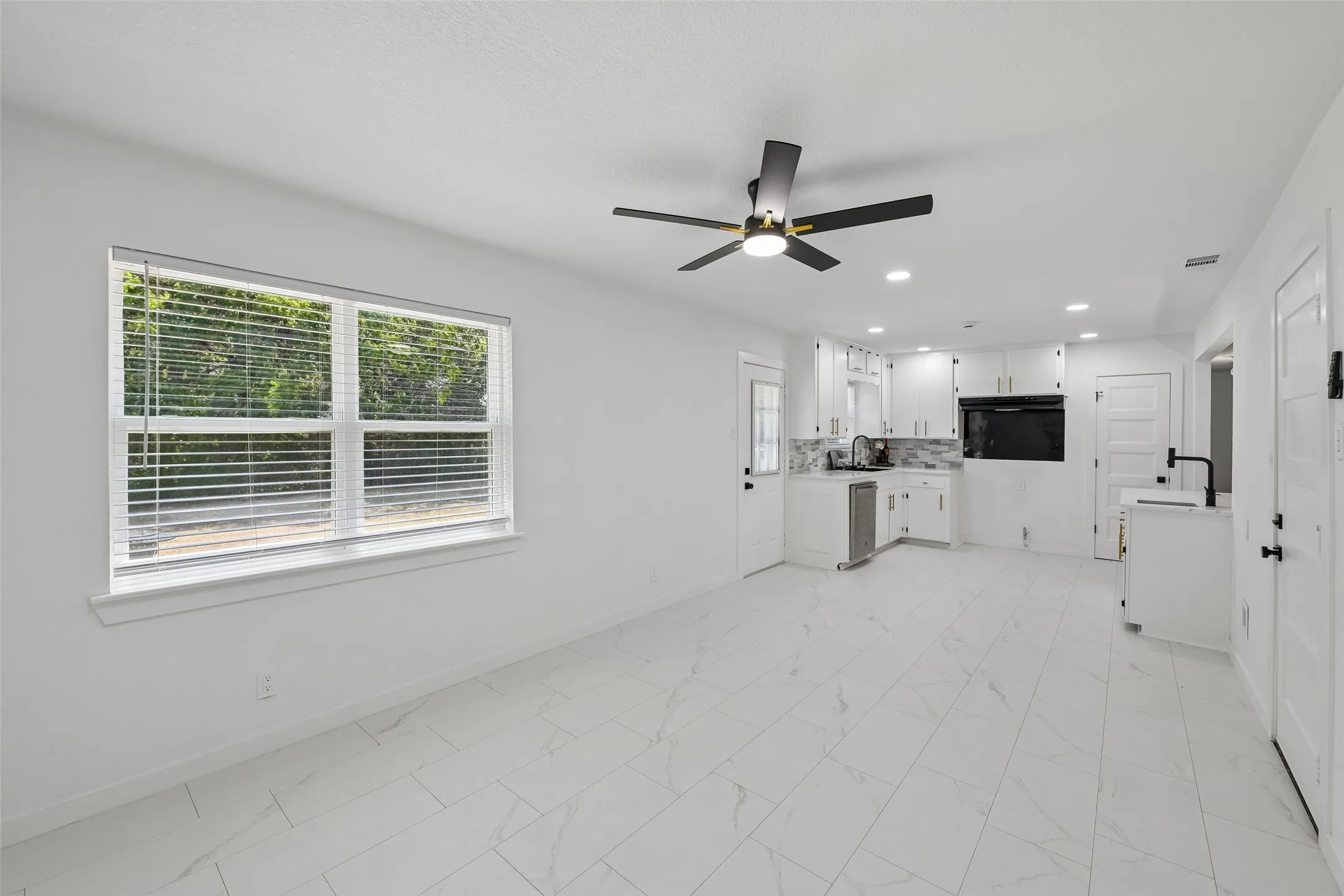 Single Family Residence For Sale in Tarrant County , 401 Vine Street, Euless, Texas 76040, 3 Bedroom, 2 Bathroom, 2 Garage spaces, 1,443 Sqft, built in 1958, mls#21363815, Real Estate Agent in Euless, Homes For Sale in Tarrant county, Homes For Sale in Euless, Realtor in Euless Texas, Real Estate Brokerage Independent Realty Texas, Luminita Cordes Realtor