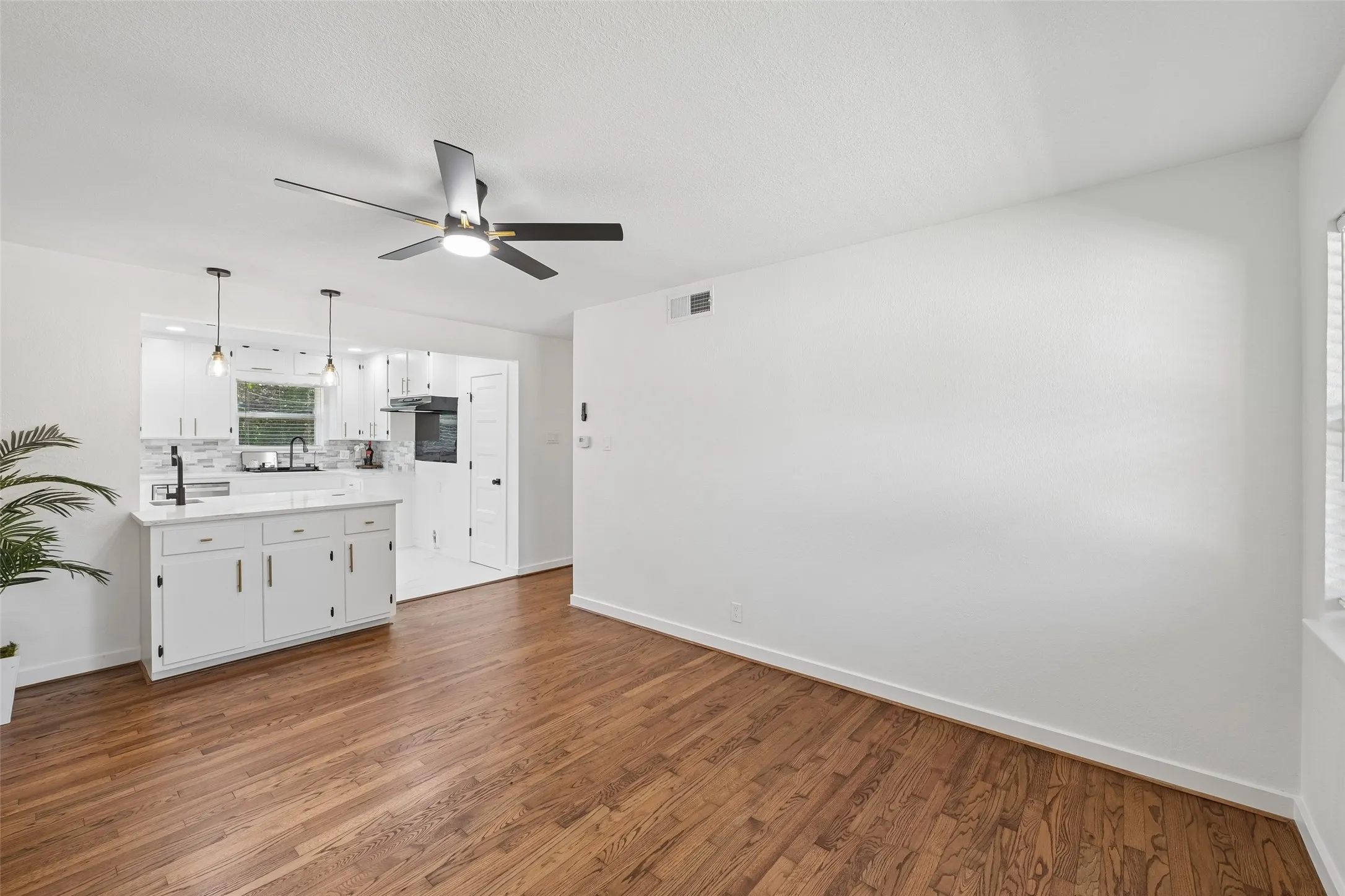 Single Family Residence For Sale in Tarrant County , 401 Vine Street, Euless, Texas 76040, 3 Bedroom, 2 Bathroom, 2 Garage spaces, 1,443 Sqft, built in 1958, mls#21363815, Real Estate Agent in Euless, Homes For Sale in Tarrant county, Homes For Sale in Euless, Realtor in Euless Texas, Real Estate Brokerage Independent Realty Texas, Luminita Cordes Realtor