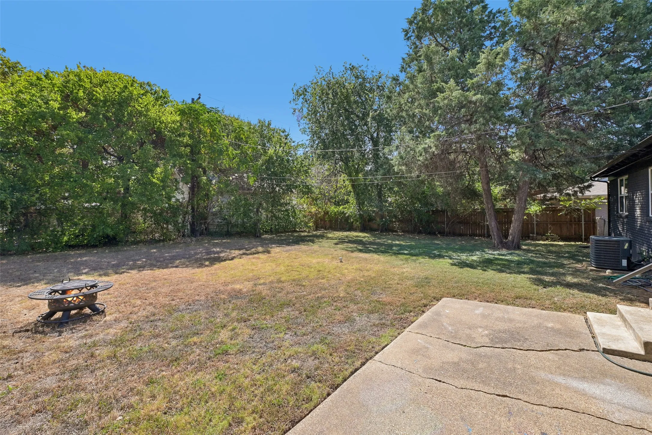 Single Family Residence For Sale in Tarrant County , 401 Vine Street, Euless, Texas 76040, 3 Bedroom, 2 Bathroom, 2 Garage spaces, 1,443 Sqft, built in 1958, mls#21363815, Real Estate Agent in Euless, Homes For Sale in Tarrant county, Homes For Sale in Euless, Realtor in Euless Texas, Real Estate Brokerage Independent Realty Texas, Luminita Cordes Realtor