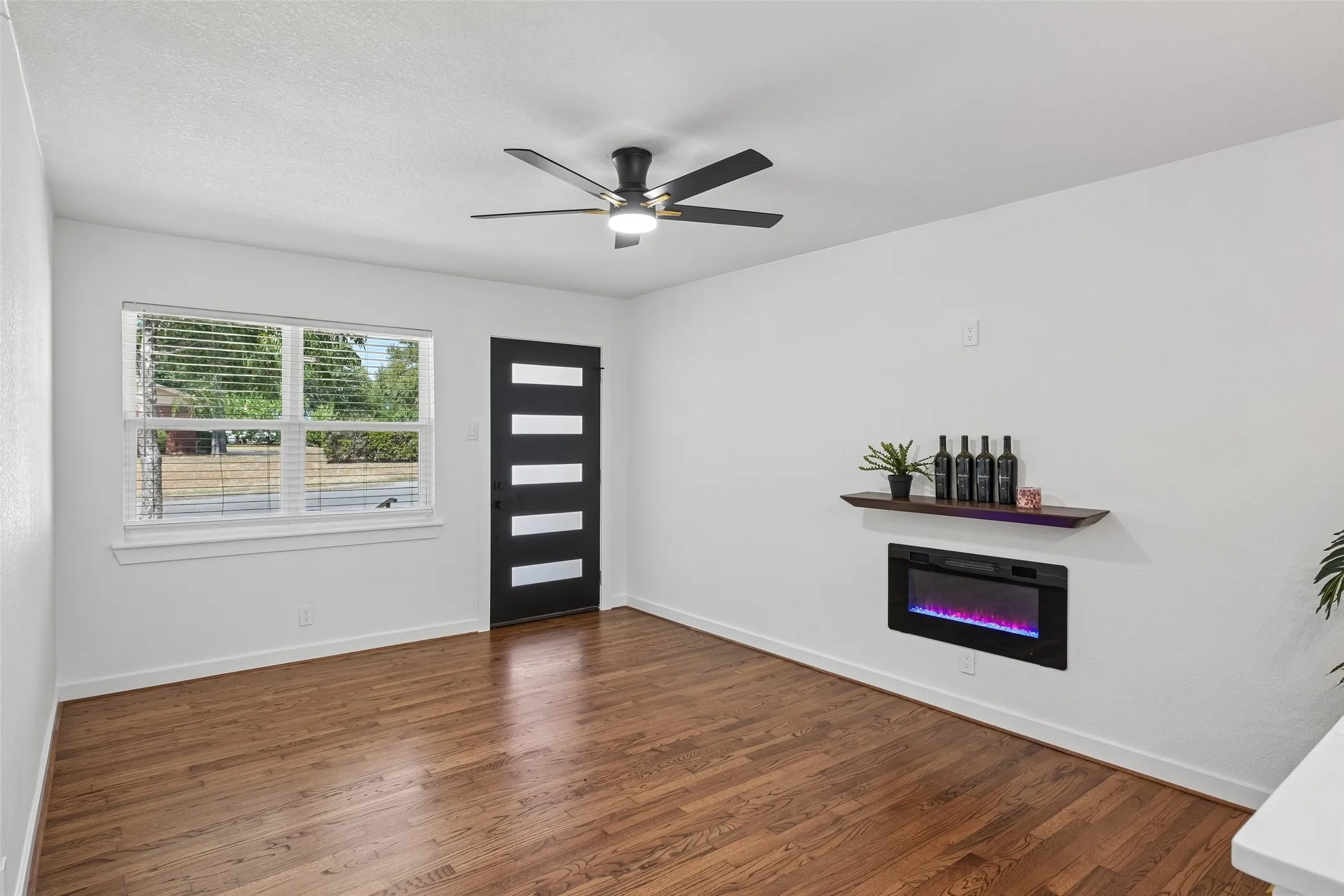 Single Family Residence For Sale in Tarrant County , 401 Vine Street, Euless, Texas 76040, 3 Bedroom, 2 Bathroom, 2 Garage spaces, 1,443 Sqft, built in 1958, mls#21363815, Real Estate Agent in Euless, Homes For Sale in Tarrant county, Homes For Sale in Euless, Realtor in Euless Texas, Real Estate Brokerage Independent Realty Texas, Luminita Cordes Realtor