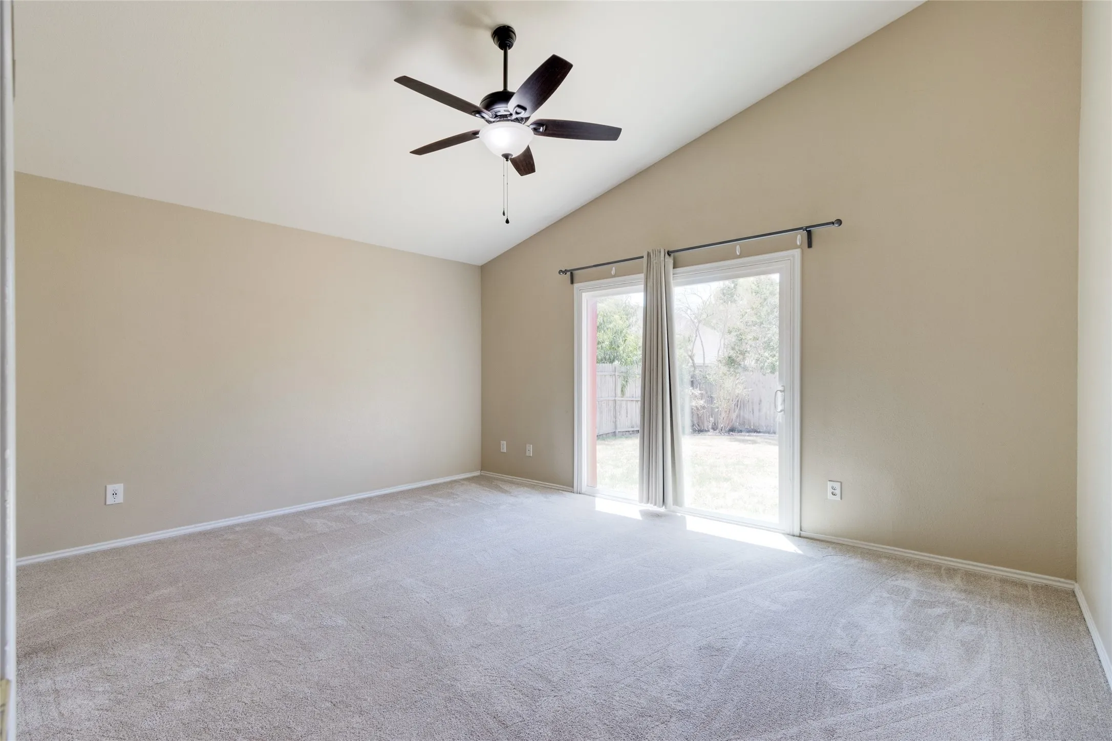 Single Family Residence For Sale in Denton County , 1900 Creek Crossing Drive, Fort Worth, Texas 76247, 3 Bedroom, 2 Bathroom, 2 Garage spaces, 1,707 Sqft, built in 2004, mls#21364362, Real Estate Agent in Fort Worth, Homes For Sale in Denton county, Homes For Sale in Fort Worth, Realtor in Fort Worth Texas, Real Estate Brokerage Independent Realty Texas, Luminita Cordes Realtor