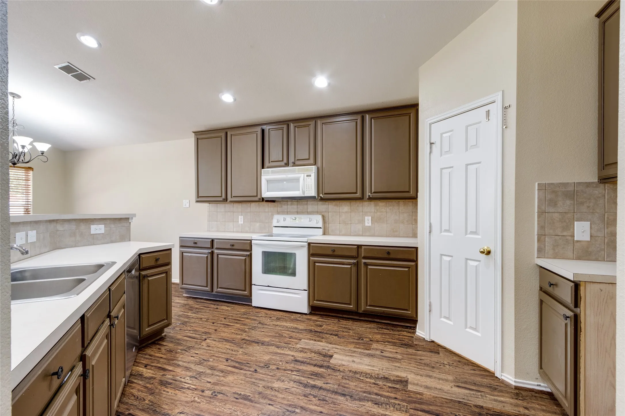 Single Family Residence For Sale in Denton County , 1900 Creek Crossing Drive, Fort Worth, Texas 76247, 3 Bedroom, 2 Bathroom, 2 Garage spaces, 1,707 Sqft, built in 2004, mls#21364362, Real Estate Agent in Fort Worth, Homes For Sale in Denton county, Homes For Sale in Fort Worth, Realtor in Fort Worth Texas, Real Estate Brokerage Independent Realty Texas, Luminita Cordes Realtor