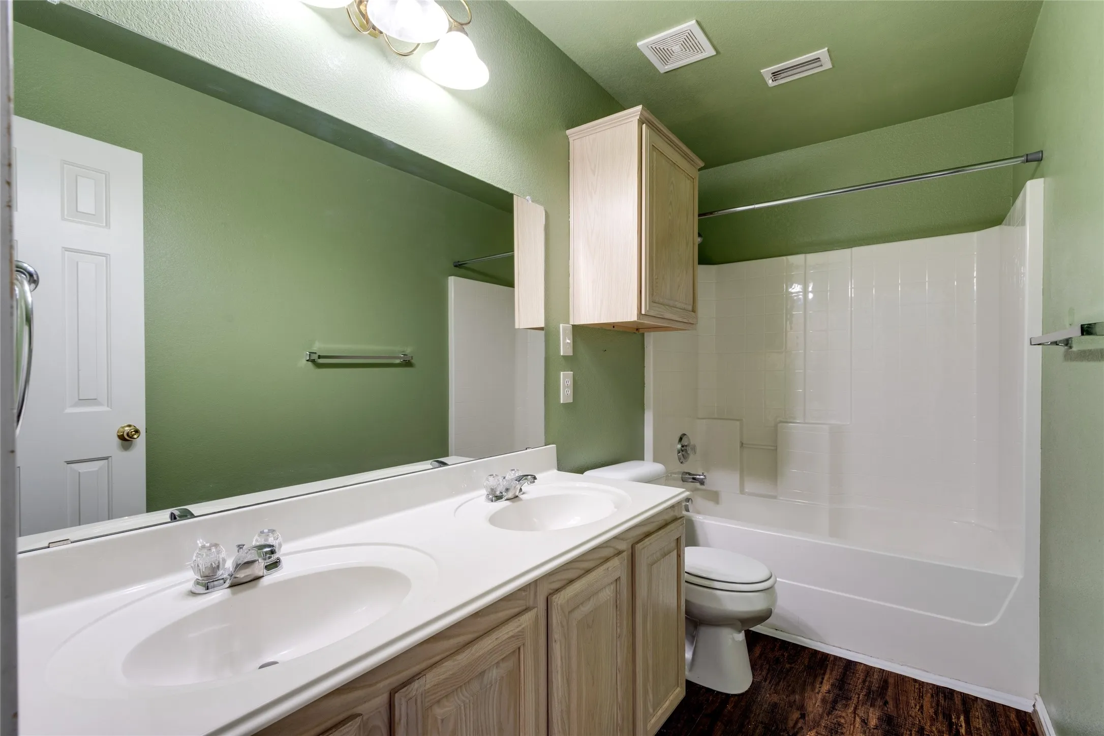 Single Family Residence For Sale in Denton County , 1900 Creek Crossing Drive, Fort Worth, Texas 76247, 3 Bedroom, 2 Bathroom, 2 Garage spaces, 1,707 Sqft, built in 2004, mls#21364362, Real Estate Agent in Fort Worth, Homes For Sale in Denton county, Homes For Sale in Fort Worth, Realtor in Fort Worth Texas, Real Estate Brokerage Independent Realty Texas, Luminita Cordes Realtor